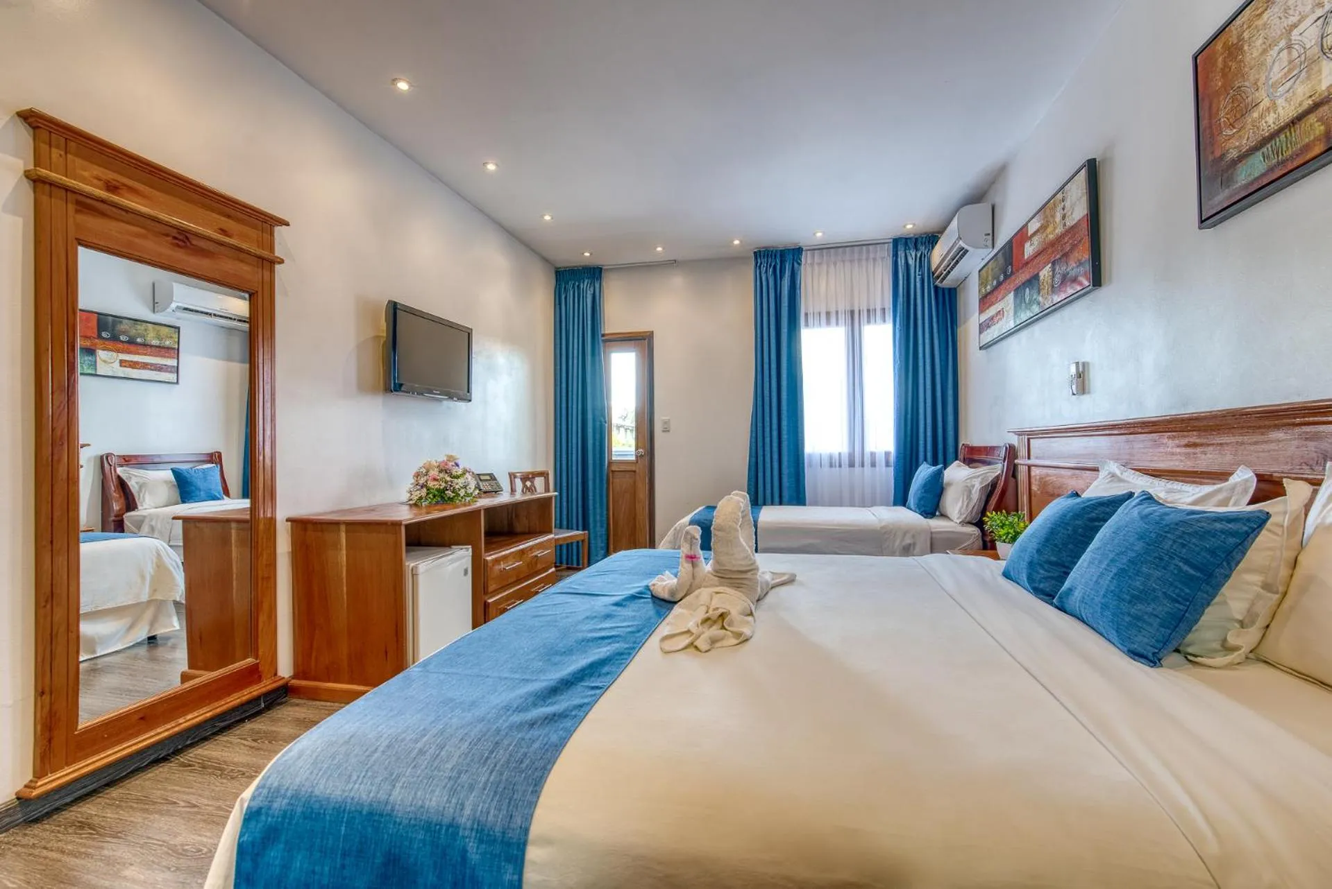 Bedroom, Bed in Swans Cay Hotel
