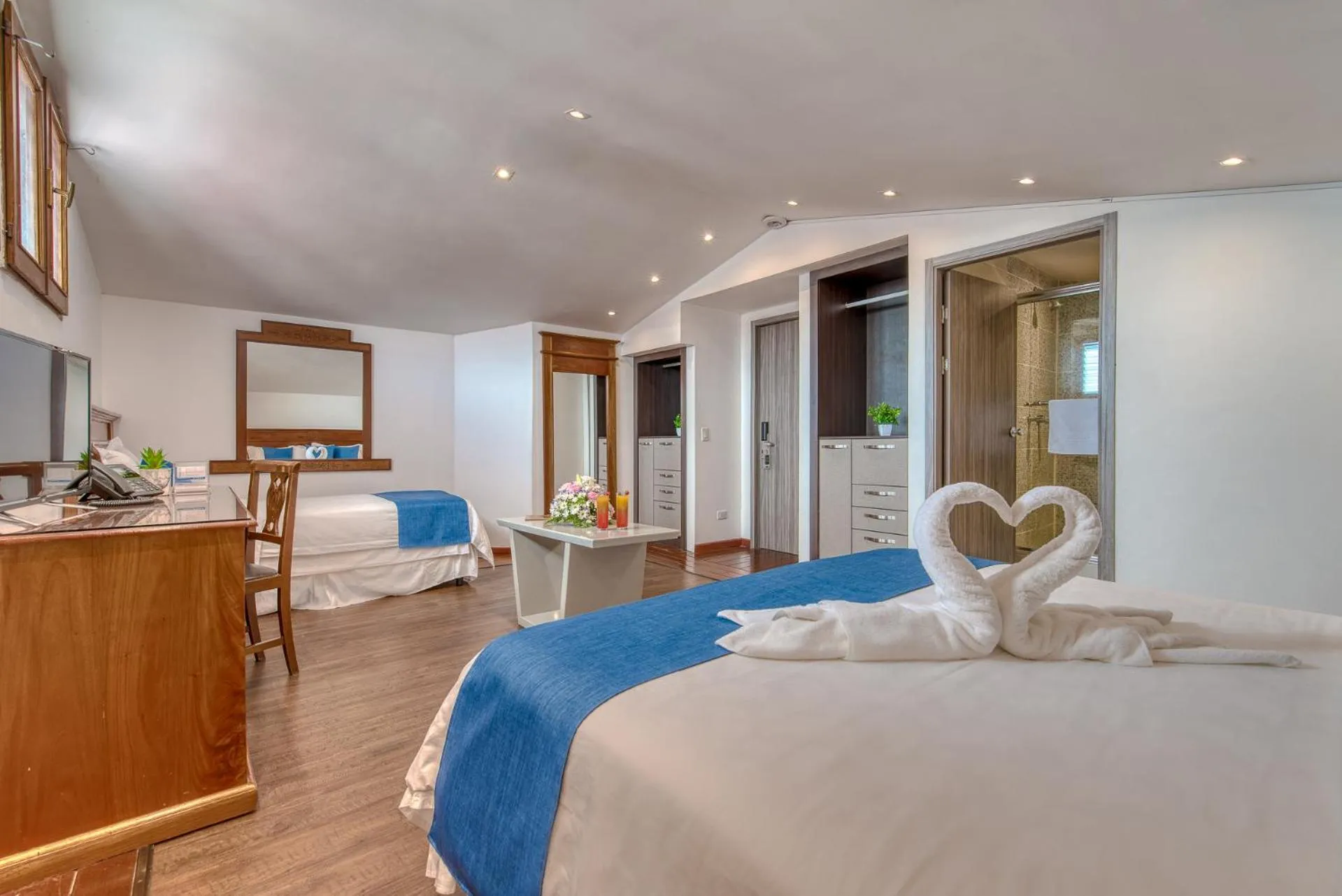 Bedroom, Bed in Swans Cay Hotel