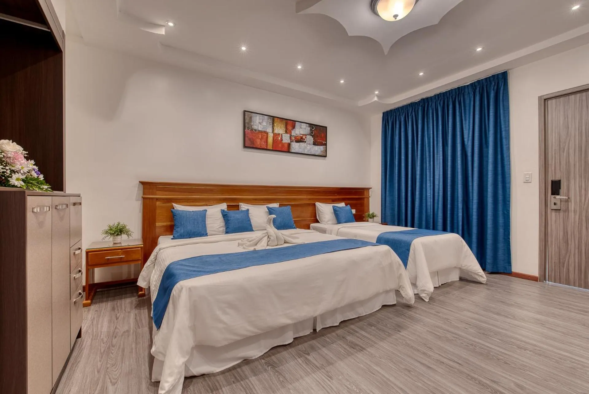 Bedroom, Bed in Swans Cay Hotel