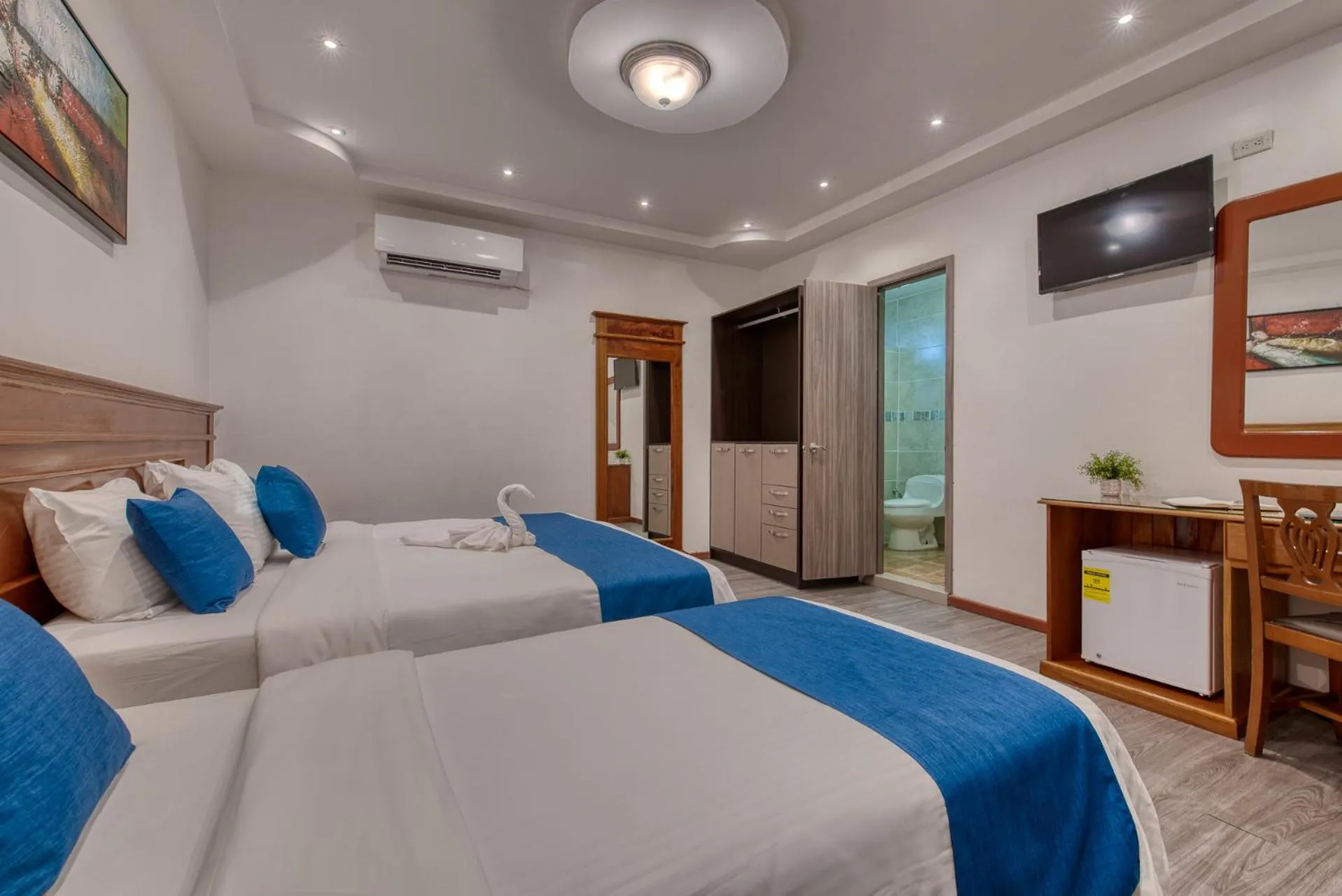 Bedroom, Bed in Swans Cay Hotel