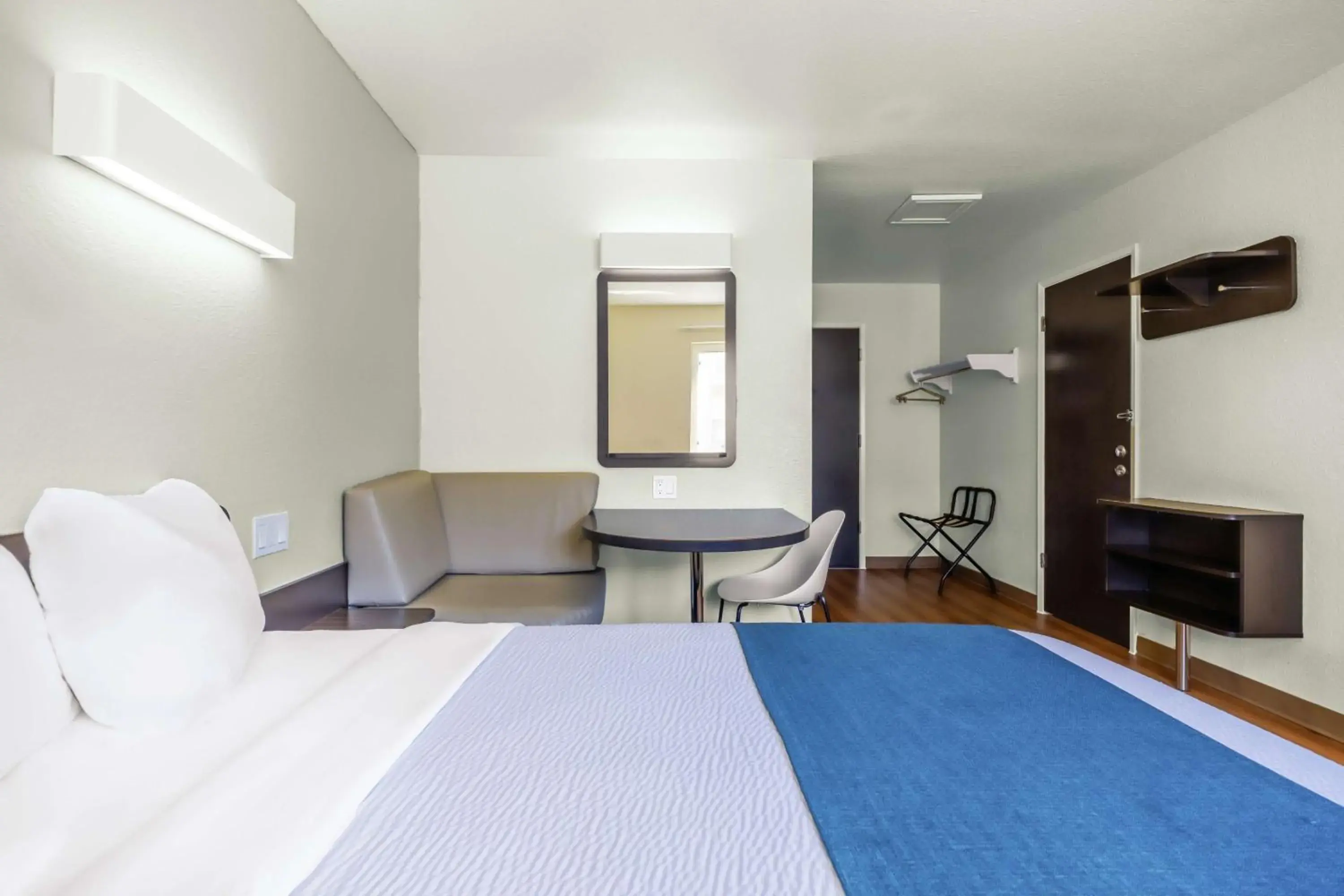 Deluxe Queen Room - single occupancy - Non-Smoking in Motel 6-Seattle, WA - Sea-Tac Airport South Deluxe Queen Room - single occupancy - Non-Smoking in Motel 6-Seattle, WA - Sea-Tac Airport South