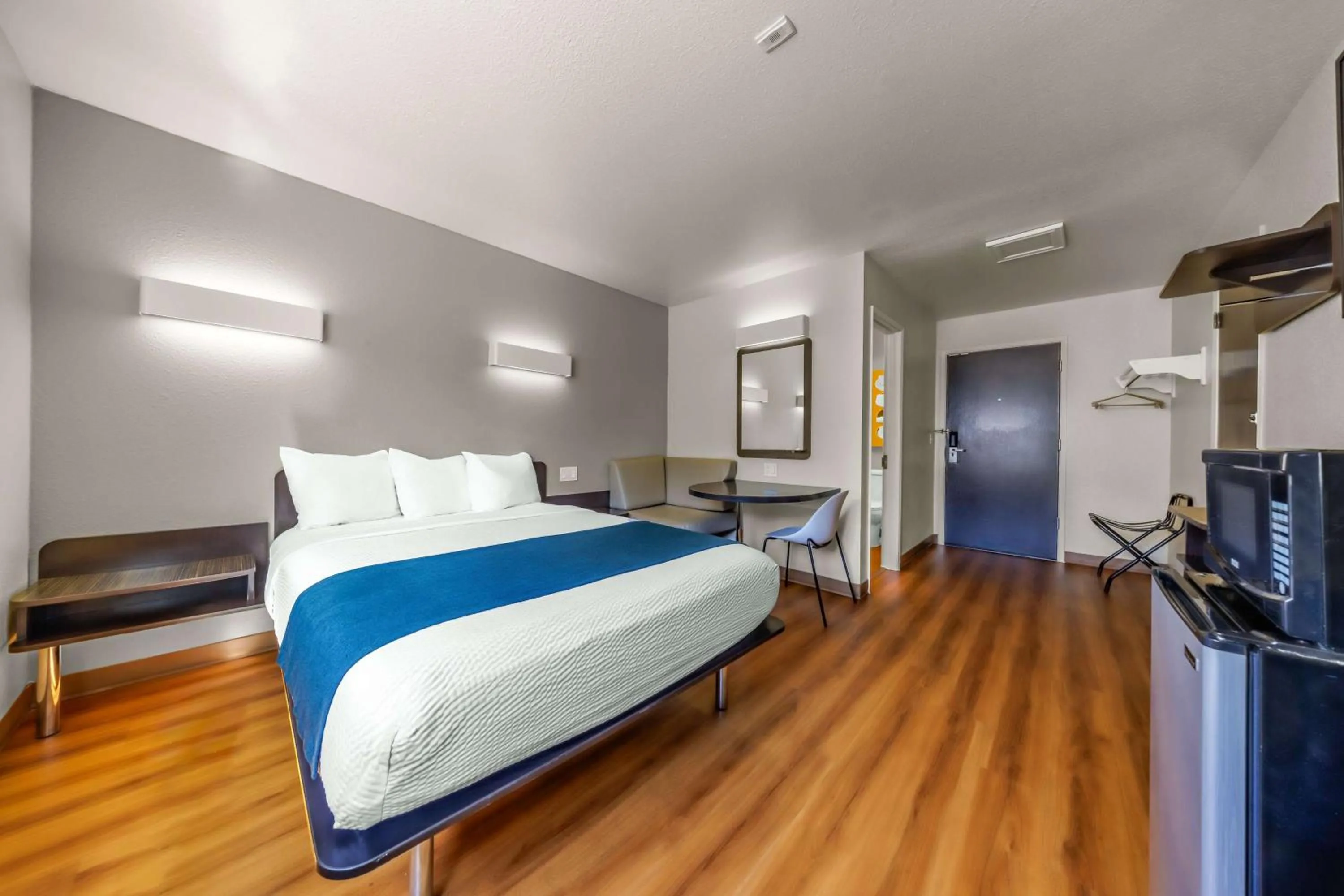 Bedroom, Bed in Motel 6-Seattle, WA - Sea-Tac Airport South