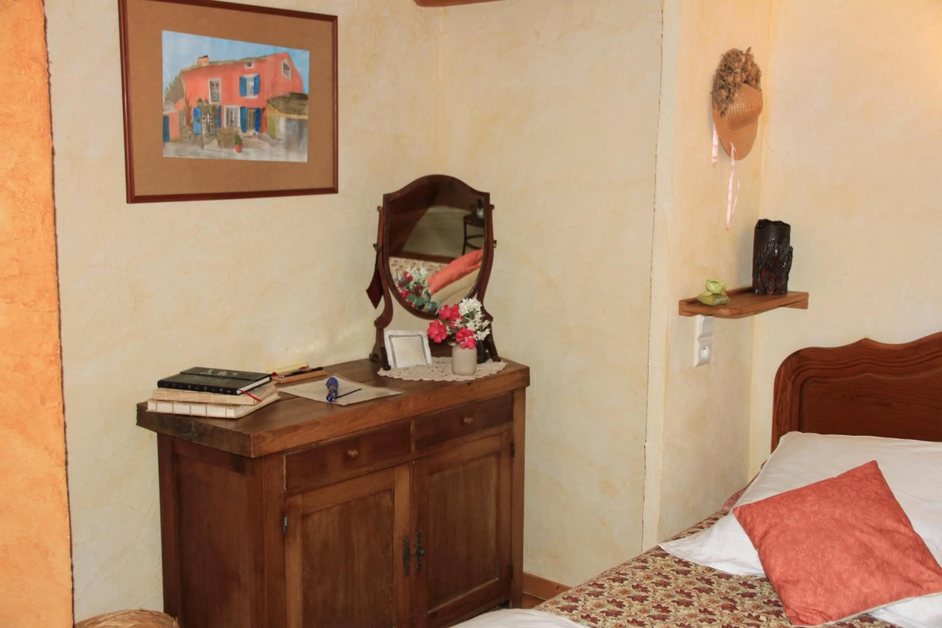 Decorative detail in Le Mas De La Cigale Bleue, Caumont Sur Durance