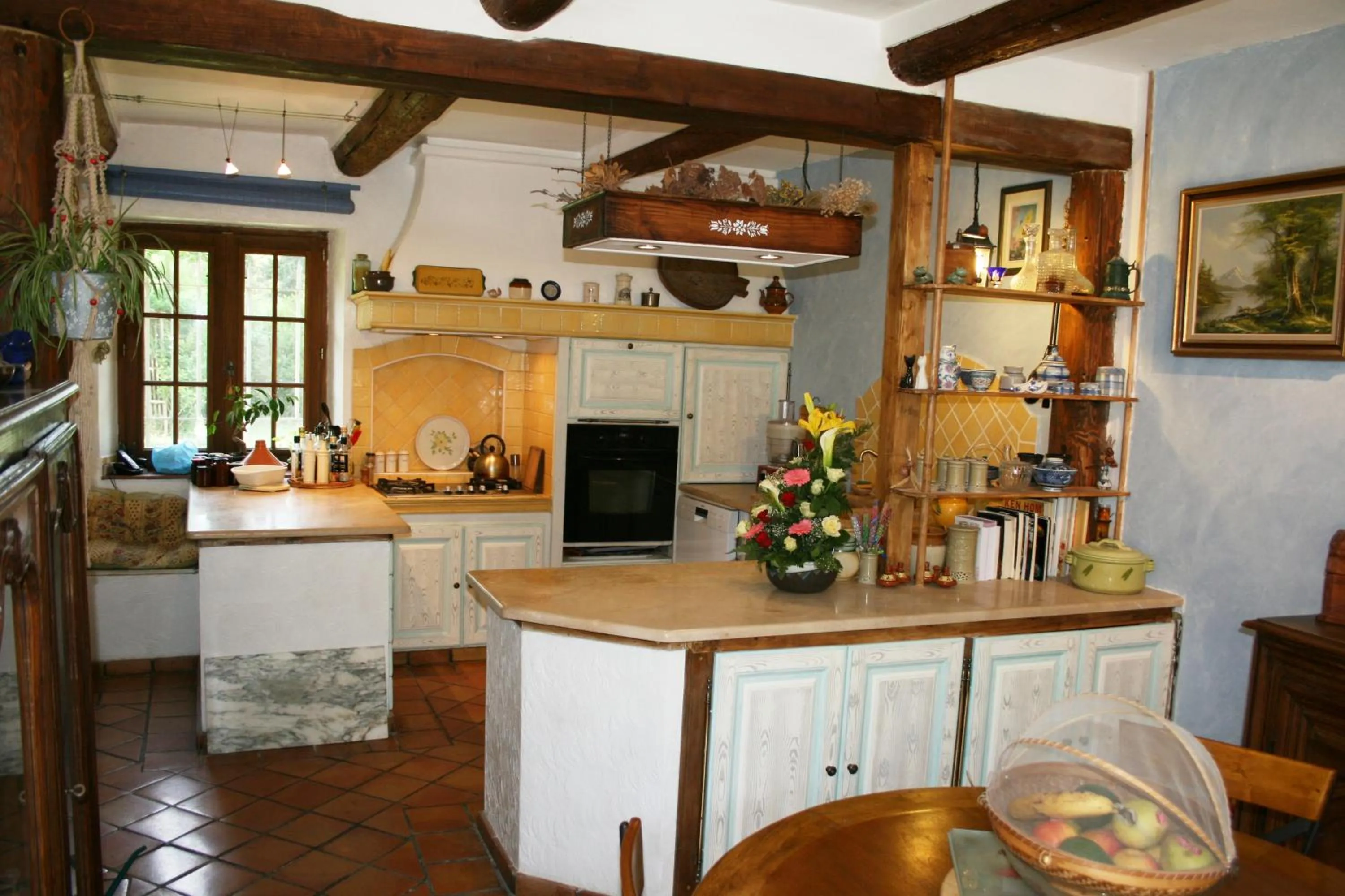 Communal kitchen in Le Mas De La Cigale Bleue, Caumont Sur Durance