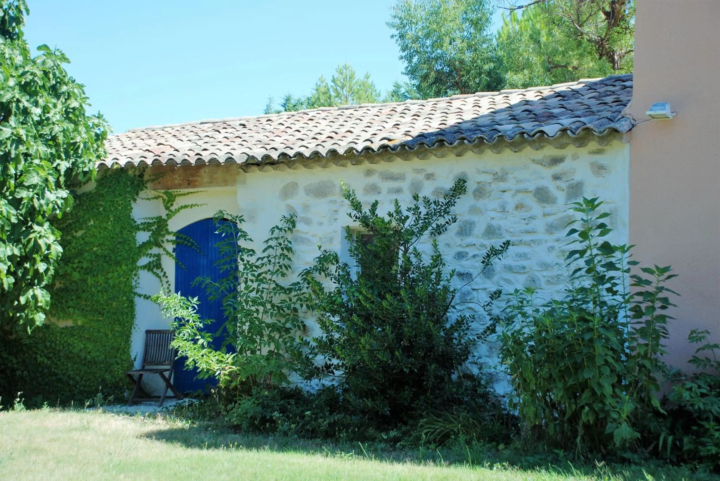 Property building in Le Mas De La Cigale Bleue, Caumont Sur Durance