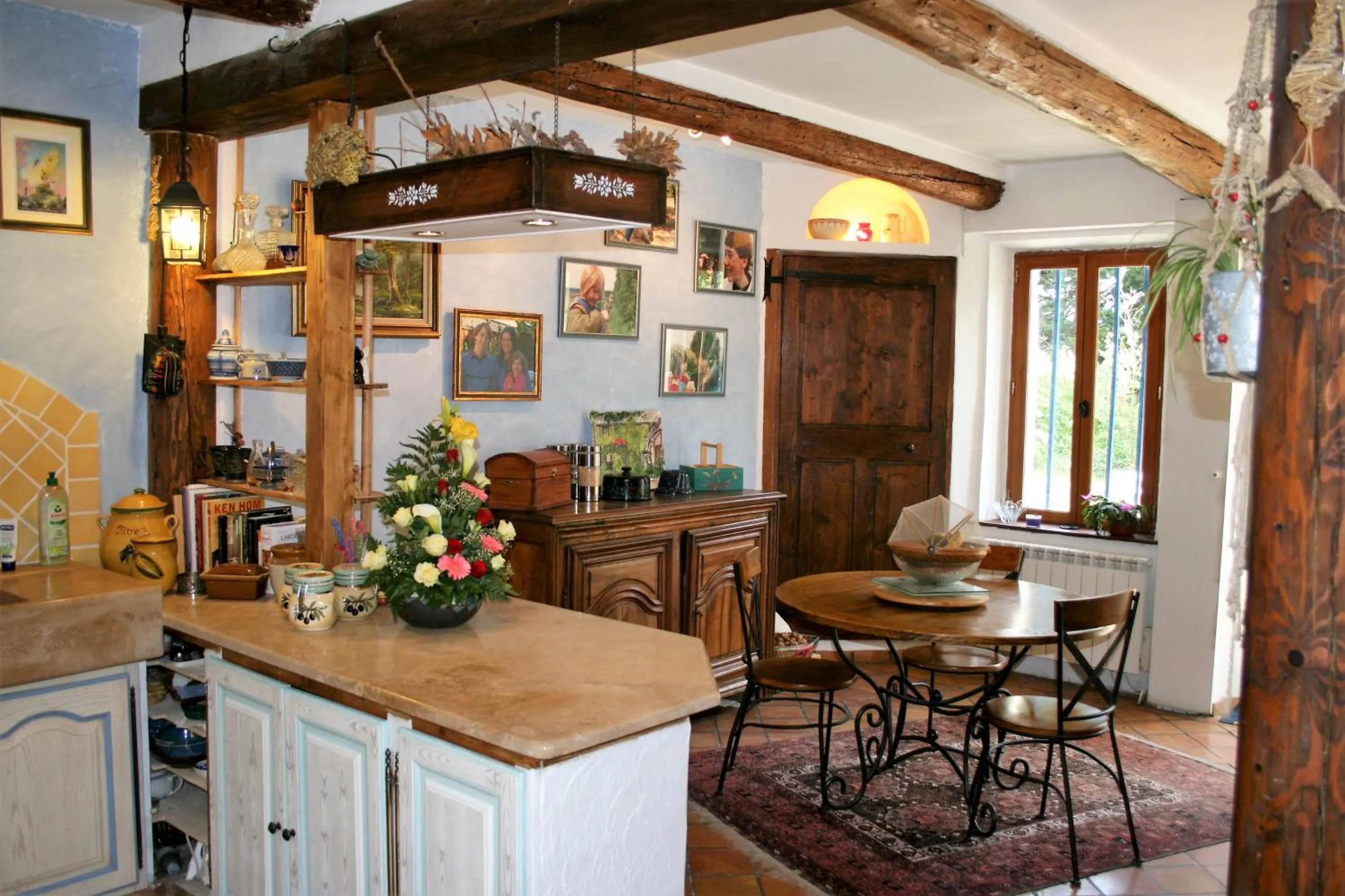 Communal kitchen in Le Mas De La Cigale Bleue, Caumont Sur Durance