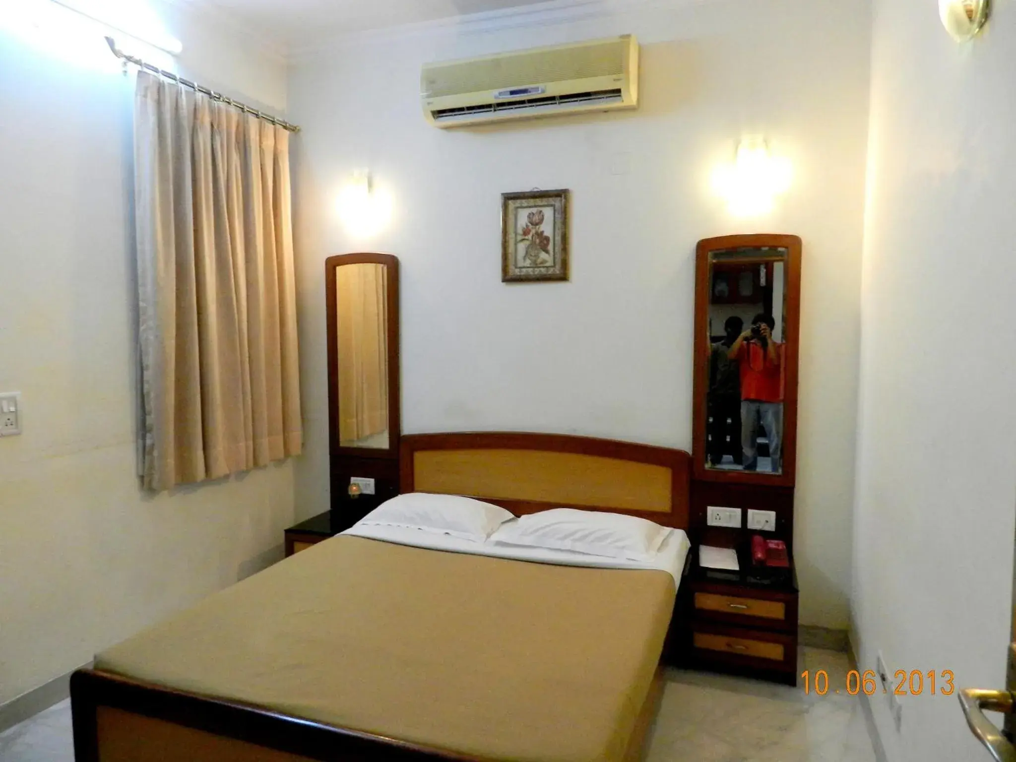 Deluxe Double Room in Hotel Tara Palace, Chandni Chowk Deluxe Double Room in Hotel Tara Palace, Chandni Chowk
