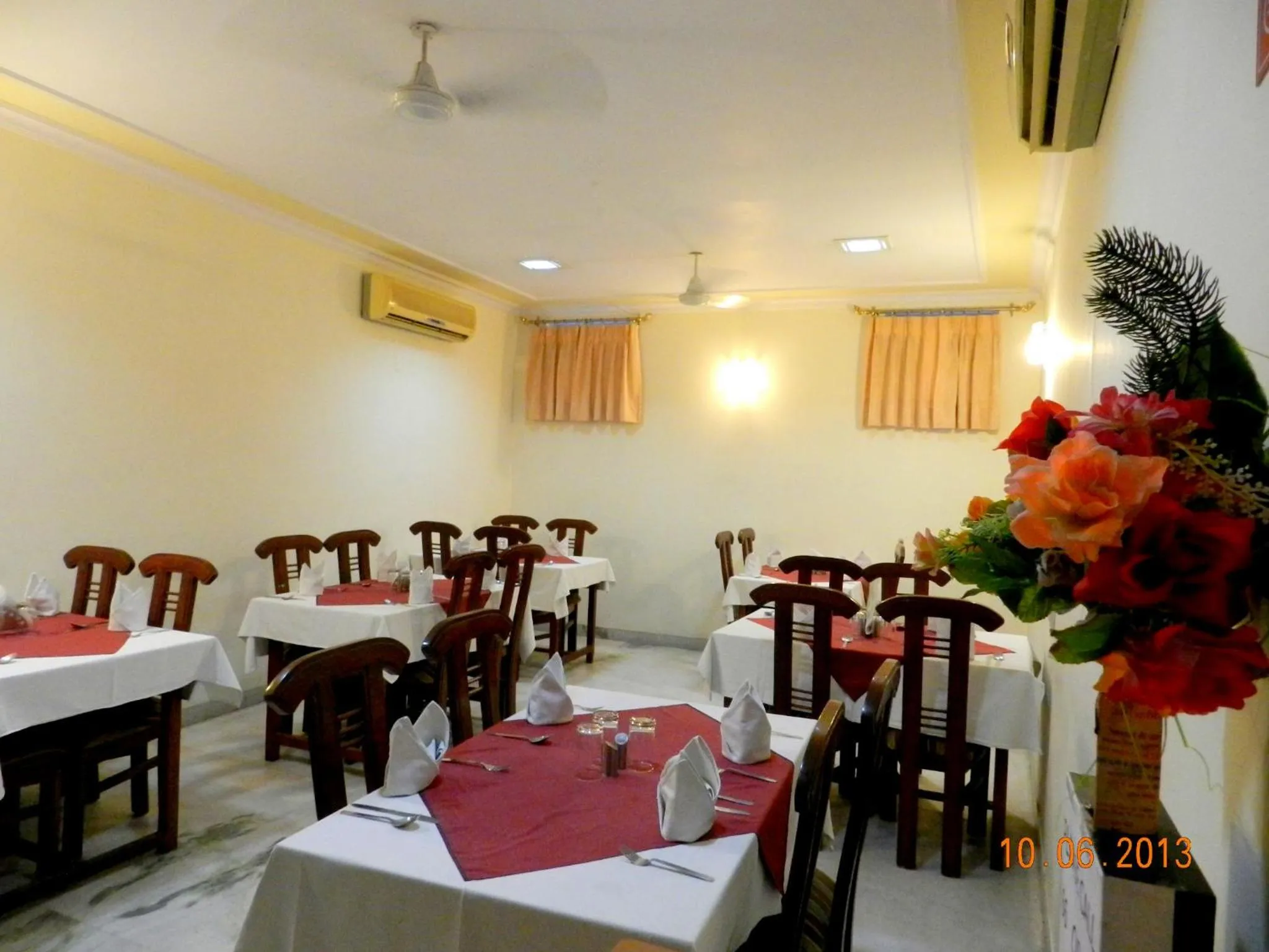 Restaurant/places to eat in Hotel Tara Palace, Chandni Chowk