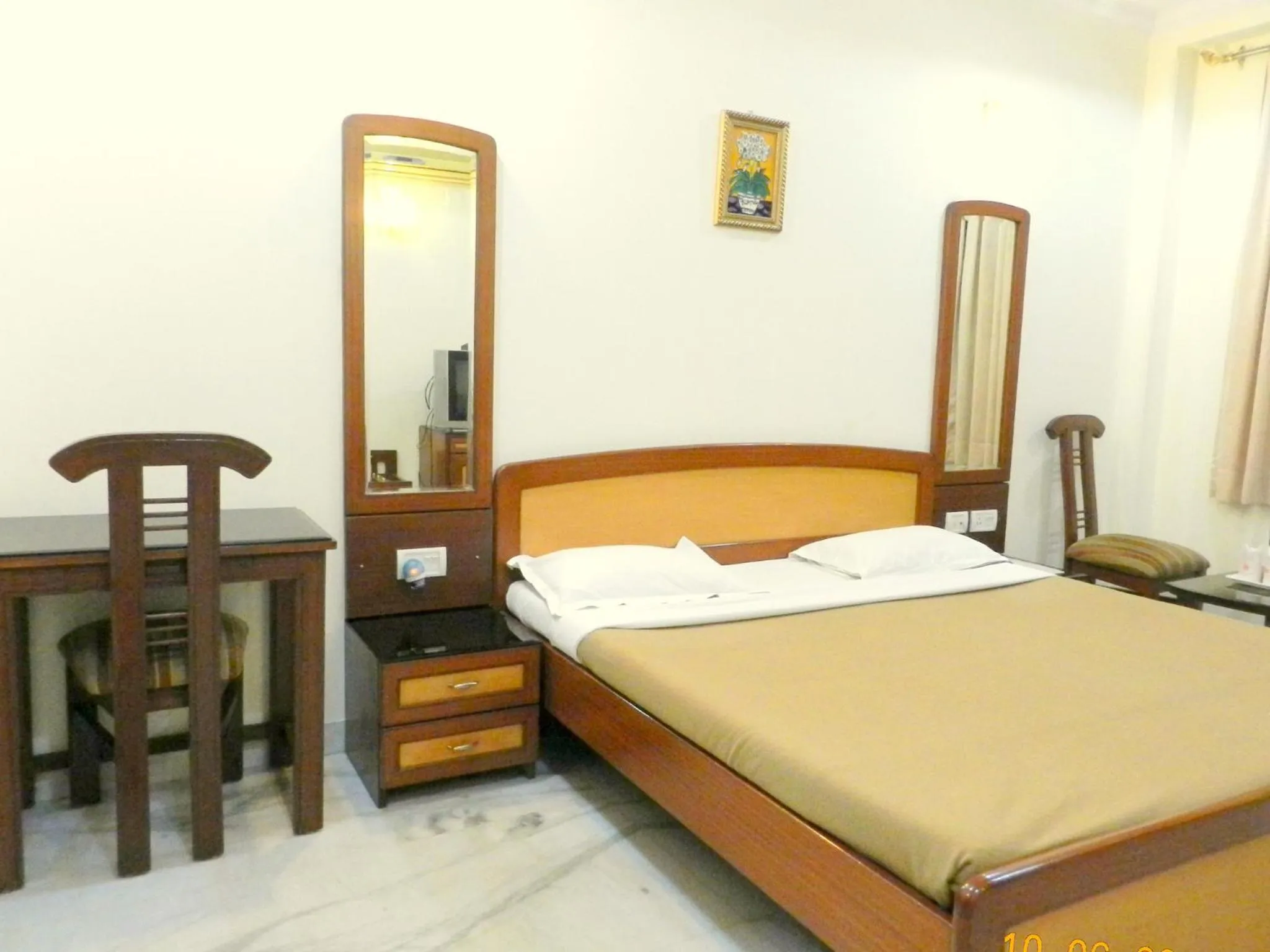 Photo of the whole room, Bed in Hotel Tara Palace, Chandni Chowk