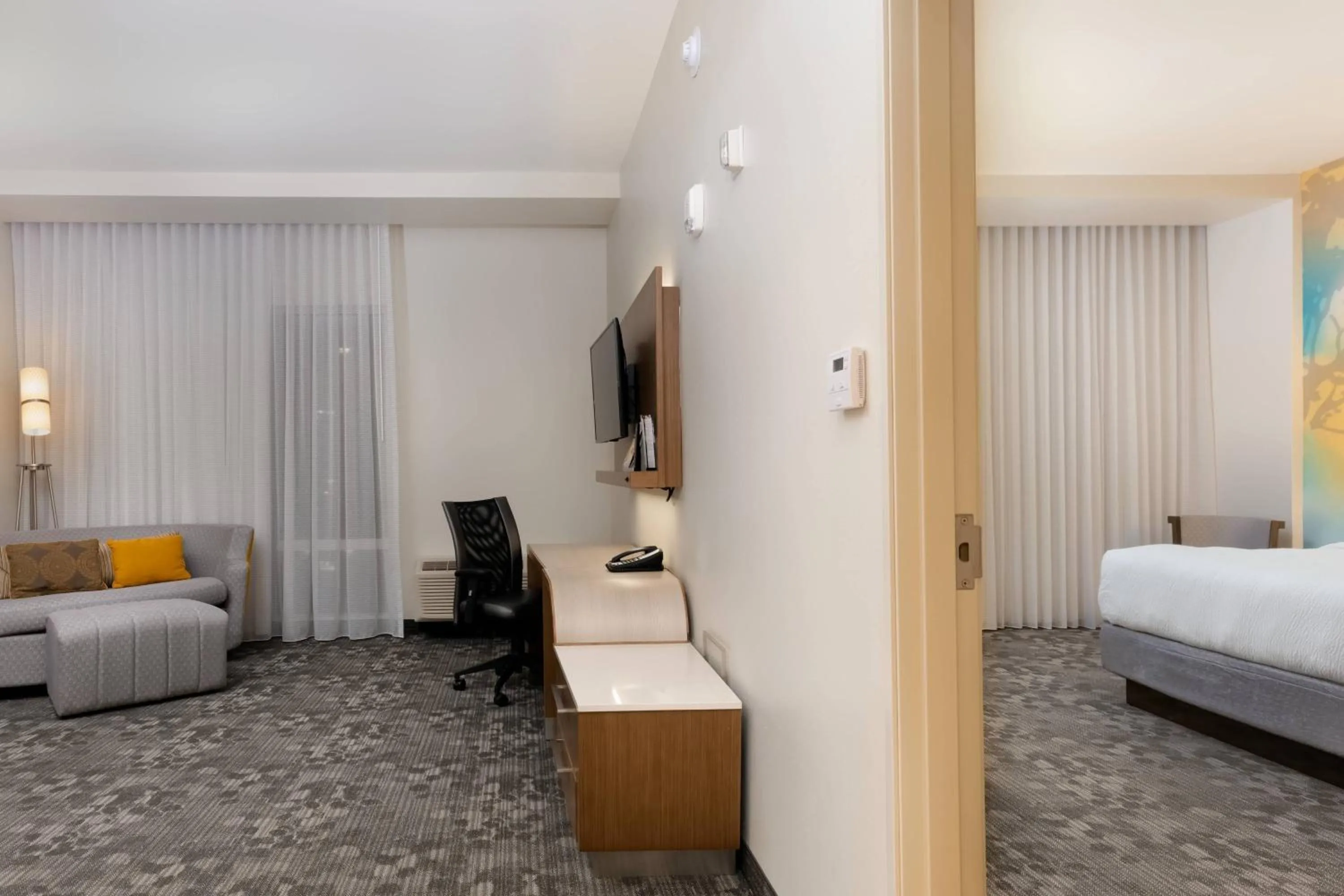 Bedroom, Bed in Courtyard by Marriott Savannah Airport