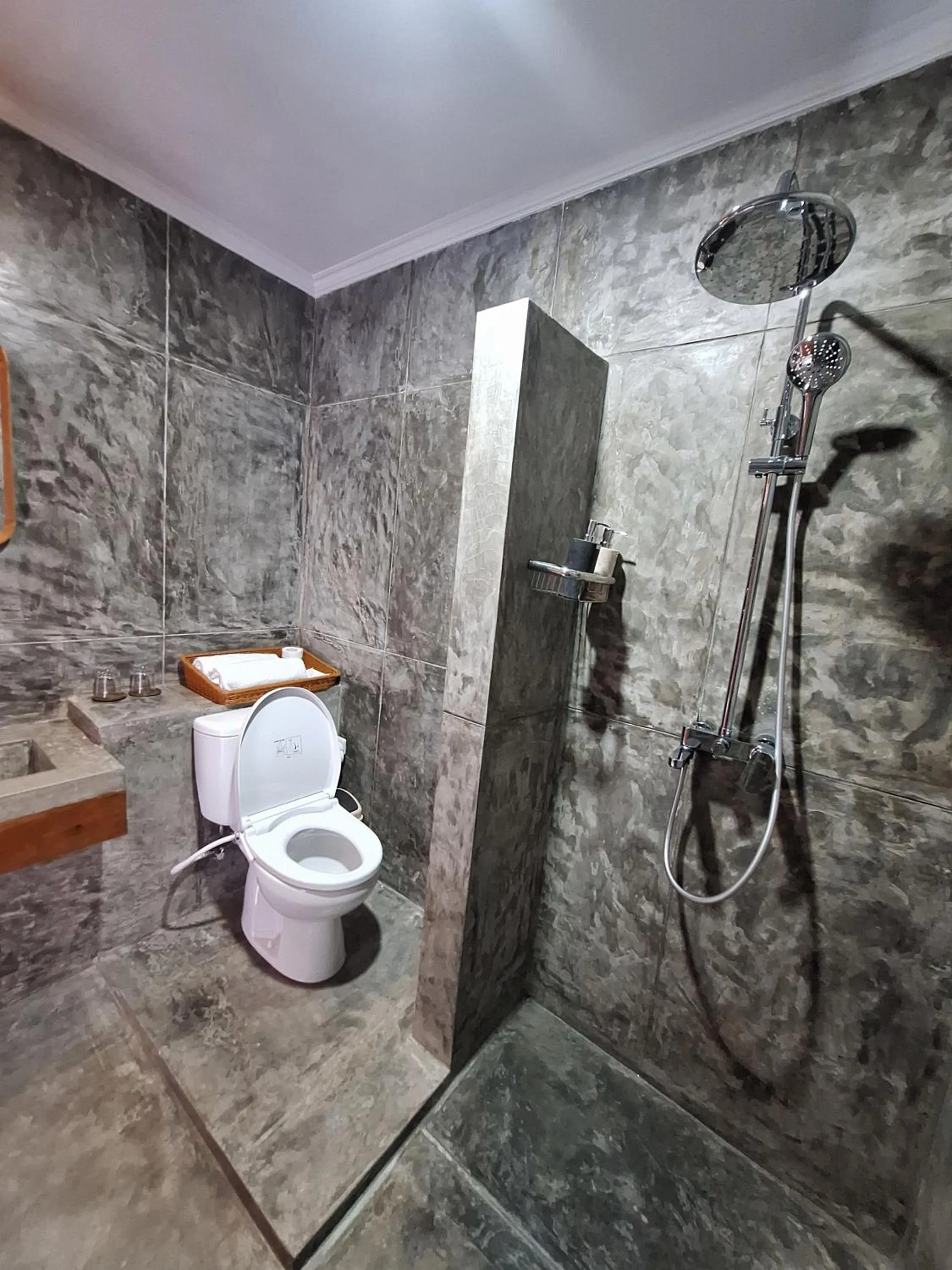 Shower in Nuansa Penida Hostel