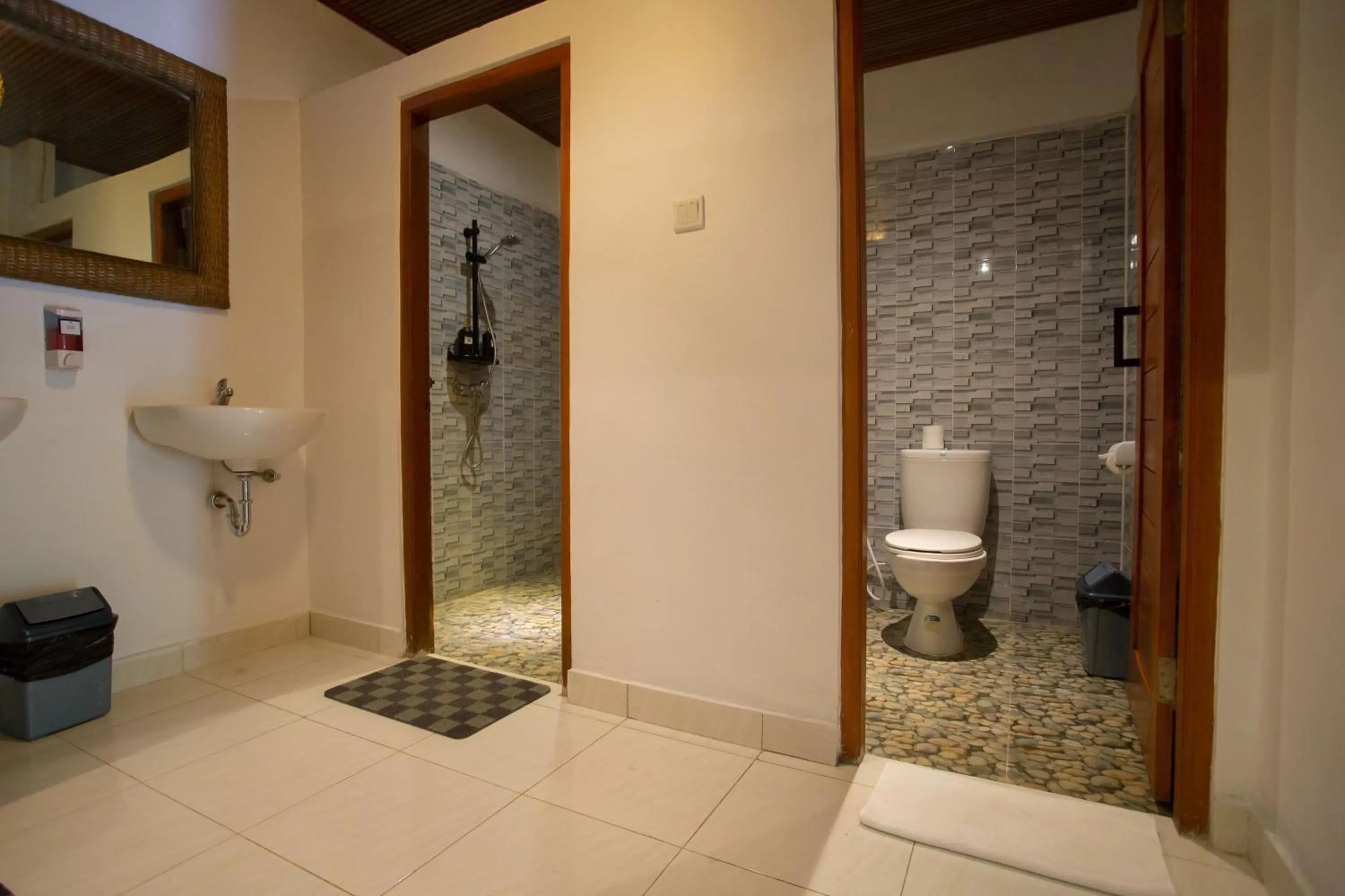 Toilet in Nuansa Penida Hostel