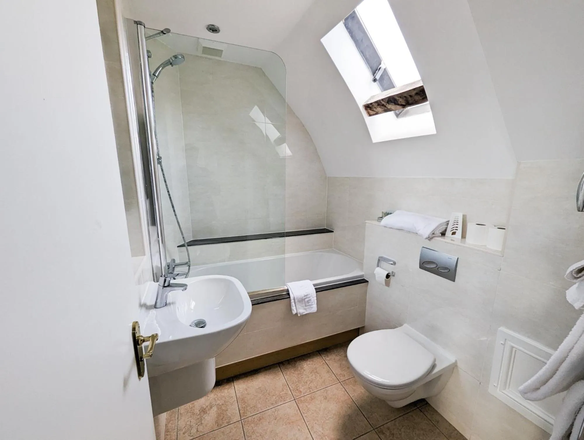 Shower in Three Salmons Hotel