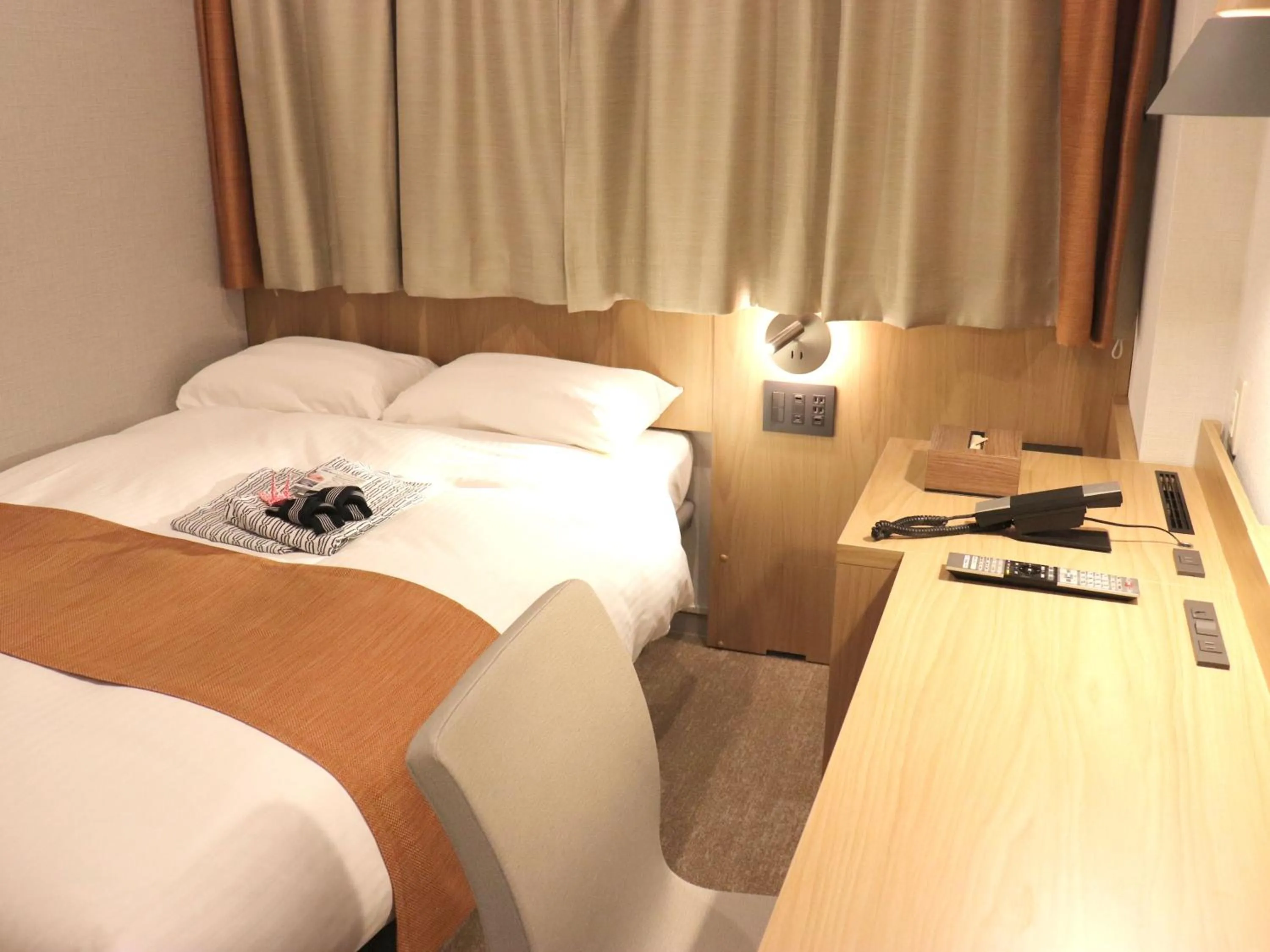Photo of the whole room, Bed in Tokyo Inn