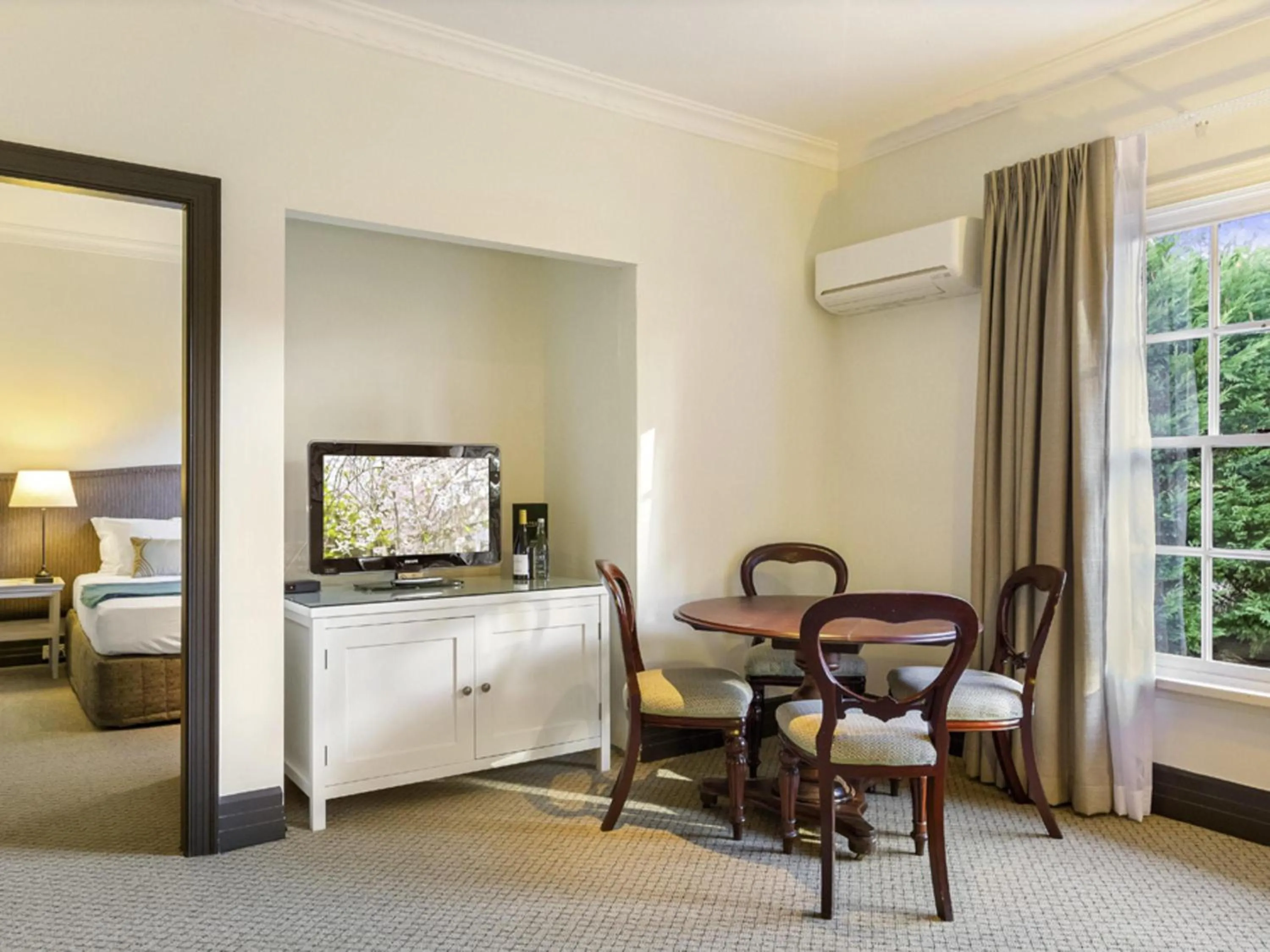 Bedroom, Bed in Peppers Manor House