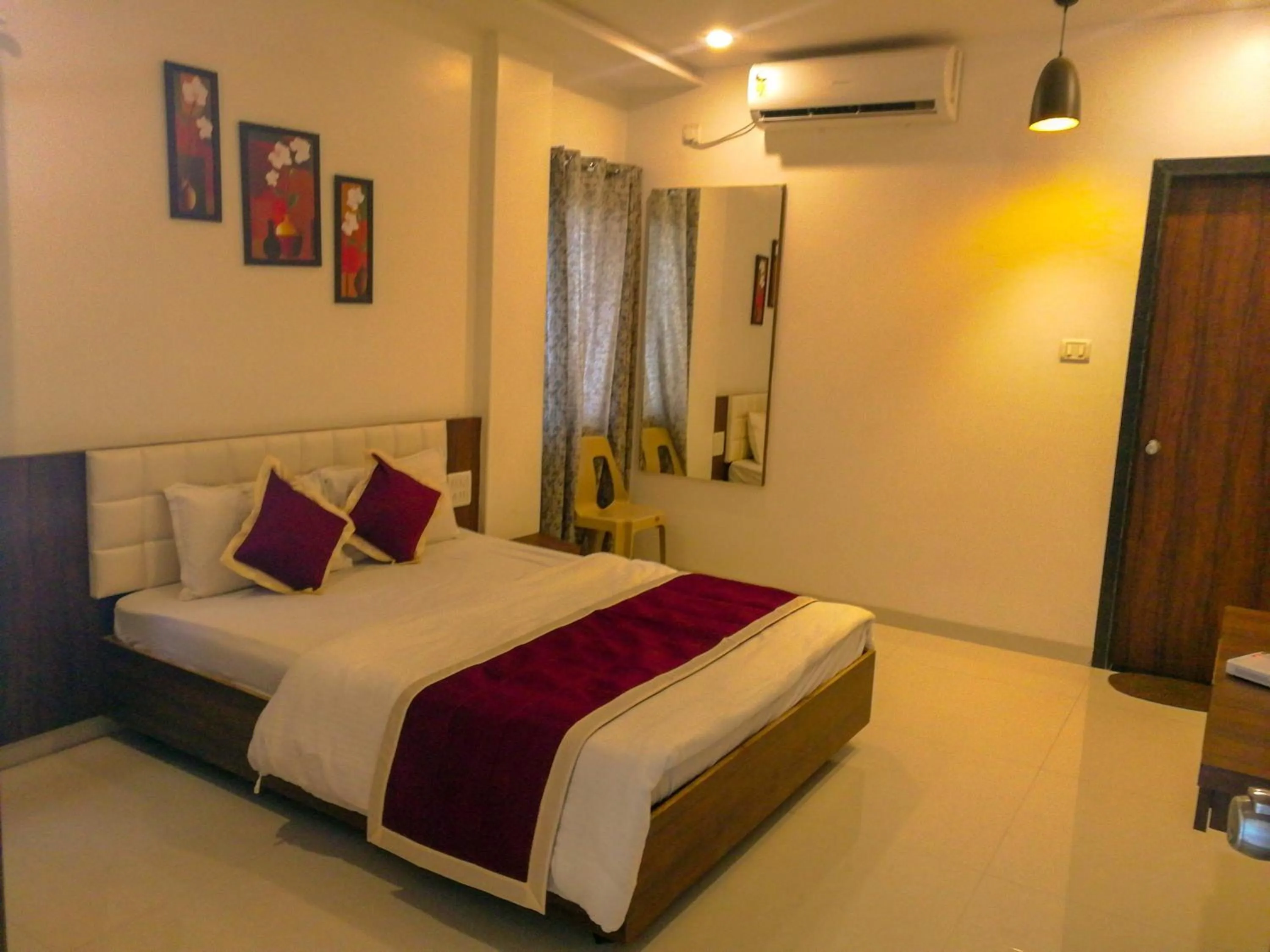 Bedroom, Bed in Hotel Neem Tree