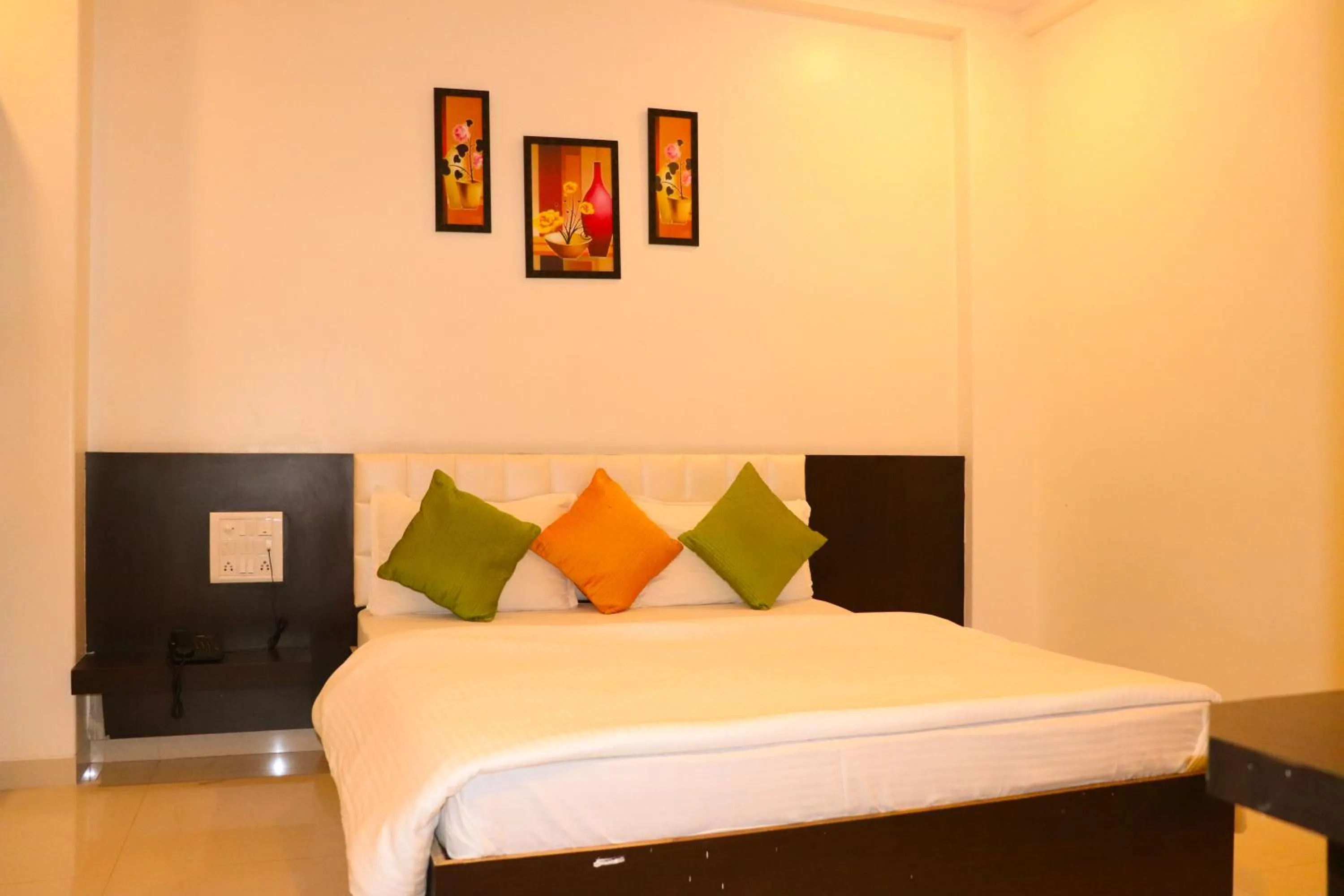 Bedroom, Bed in Hotel Neem Tree