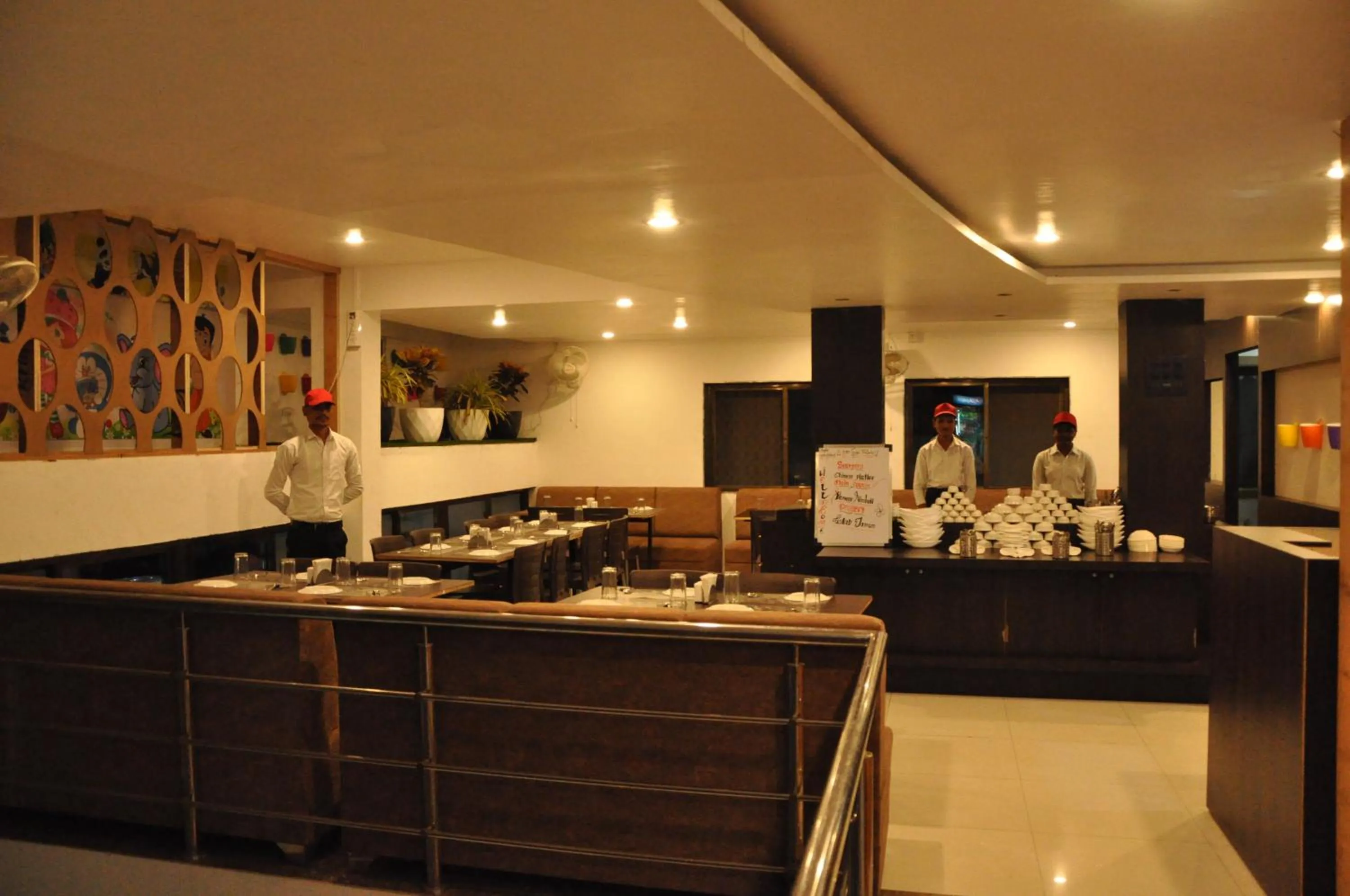 Restaurant/places to eat in Hotel Neem Tree