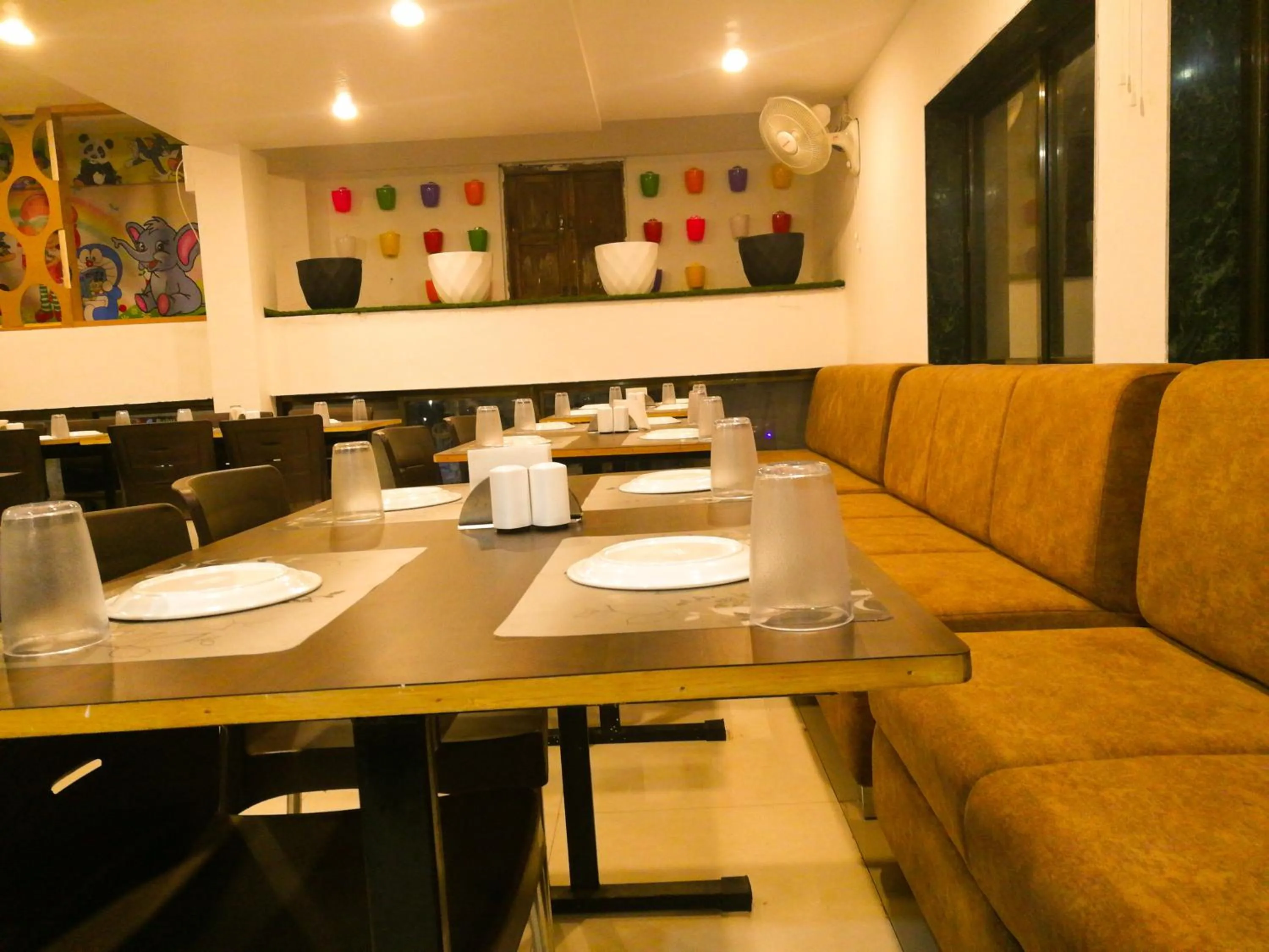 Restaurant/places to eat in Hotel Neem Tree