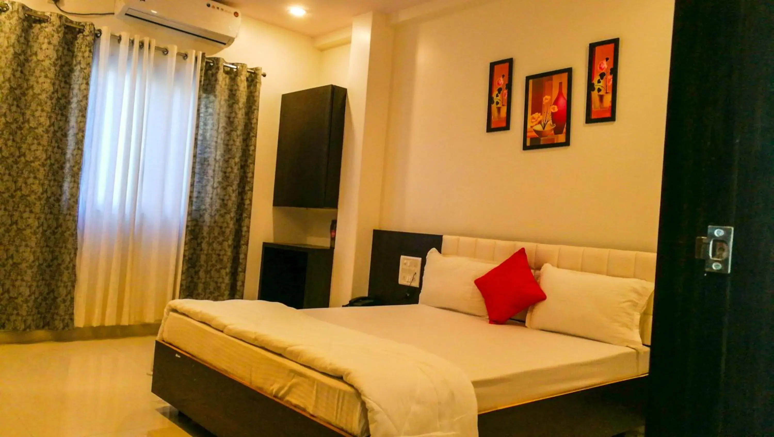 Photo of the whole room, Bed in Hotel Neem Tree Photo of the whole room, Bed in Hotel Neem Tree