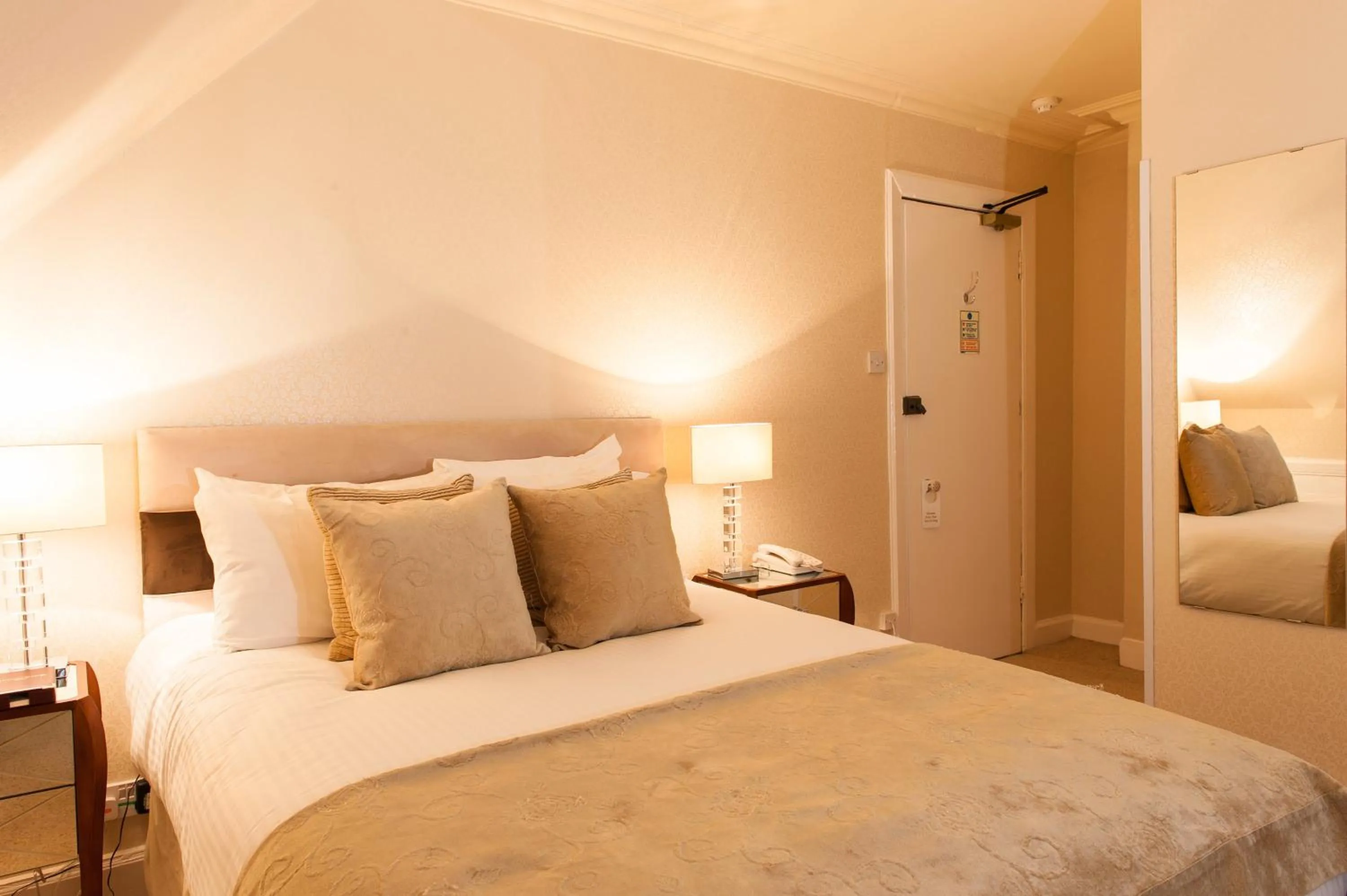 Bedroom, Bed in Kildonan Lodge Hotel