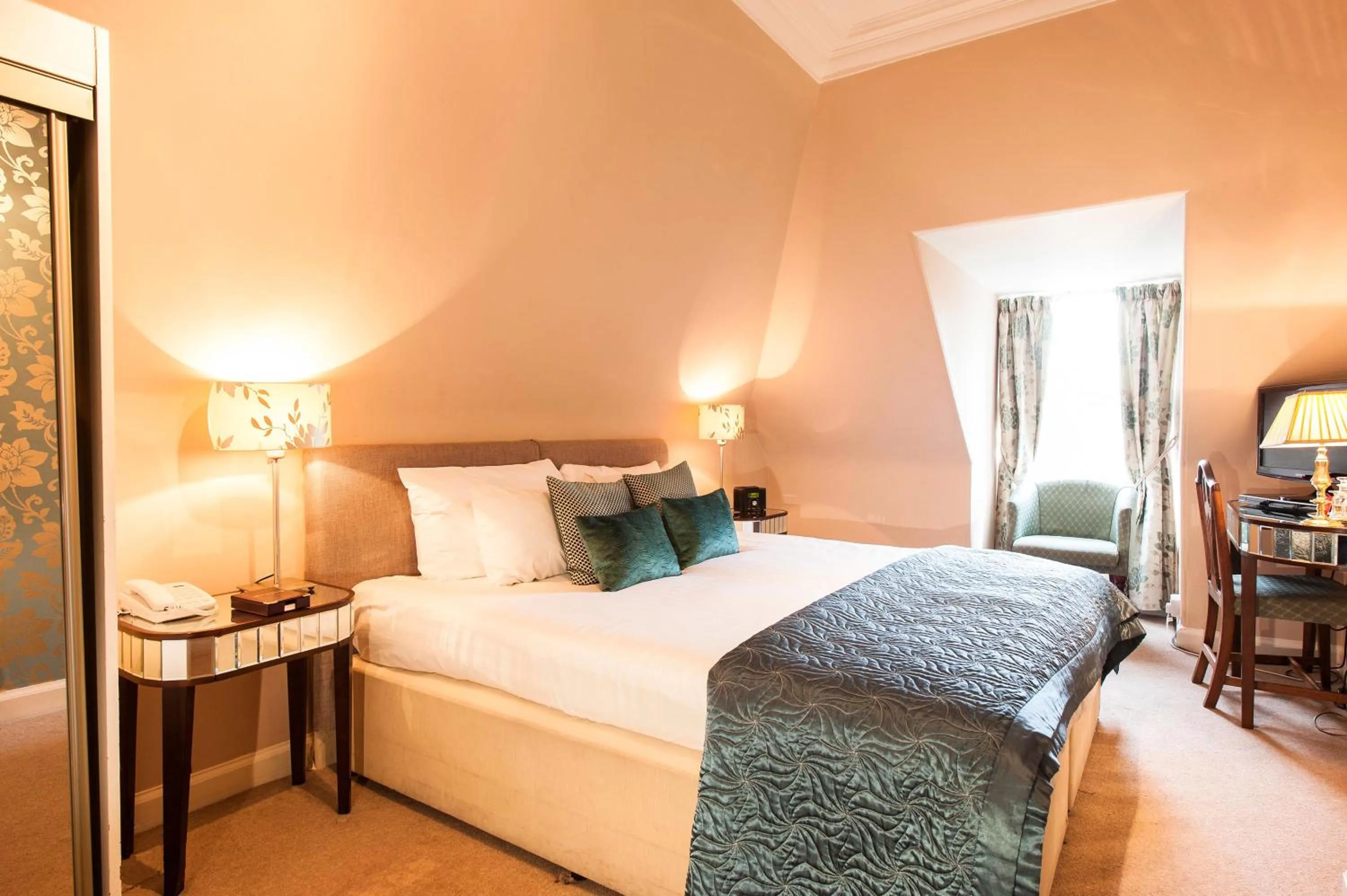 Bedroom, Bed in Kildonan Lodge Hotel