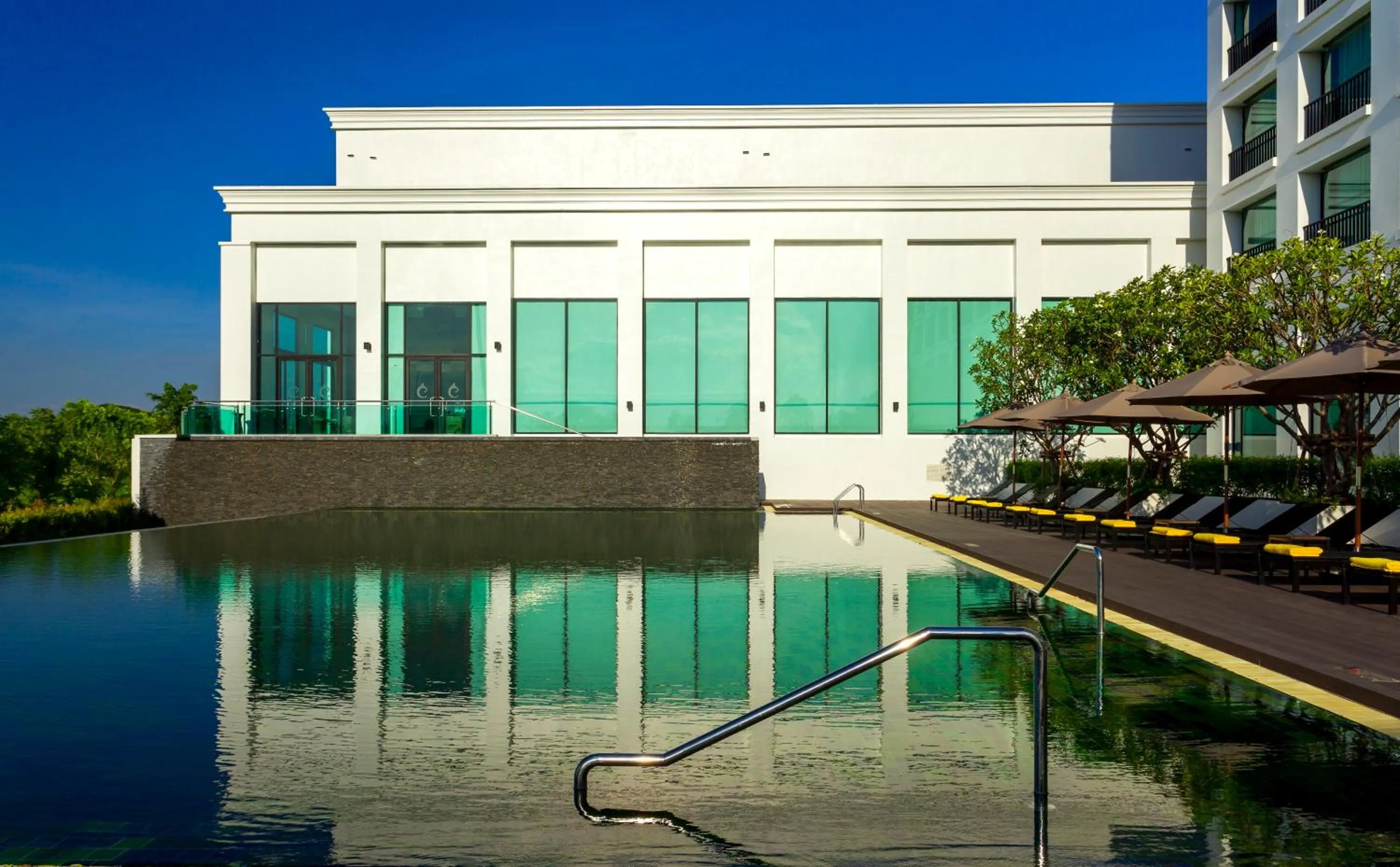 Swimming pool in Avani Khon Kaen Hotel & Convention Centre