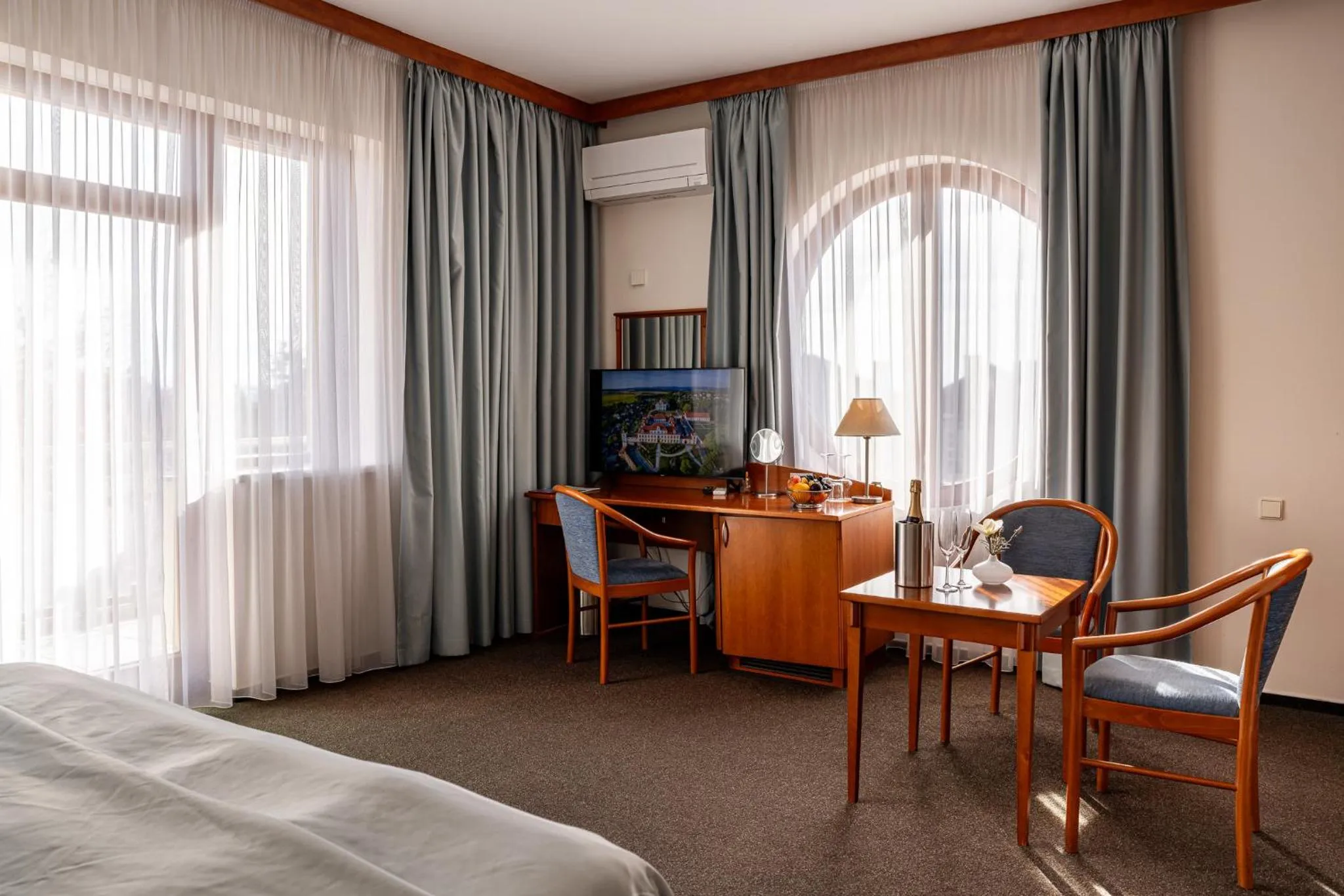 Photo of the whole room, Bed in April hotel Panorama