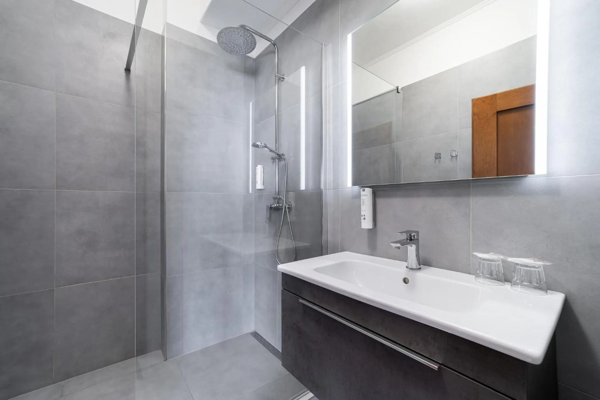 April hotel Panorama