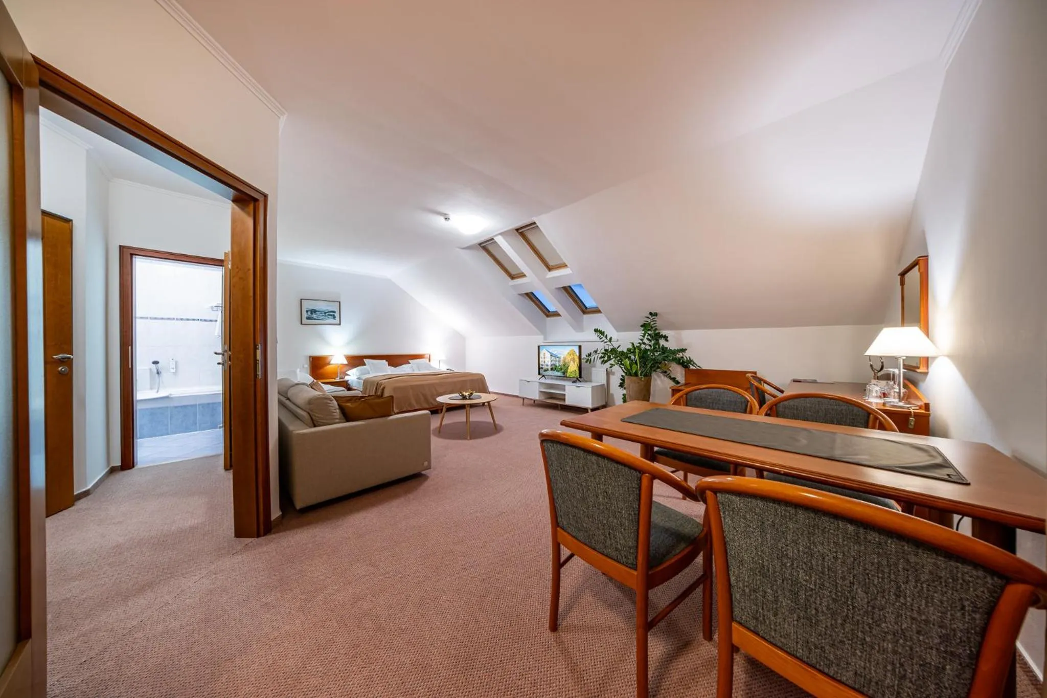 Living room, Bed in April hotel Panorama