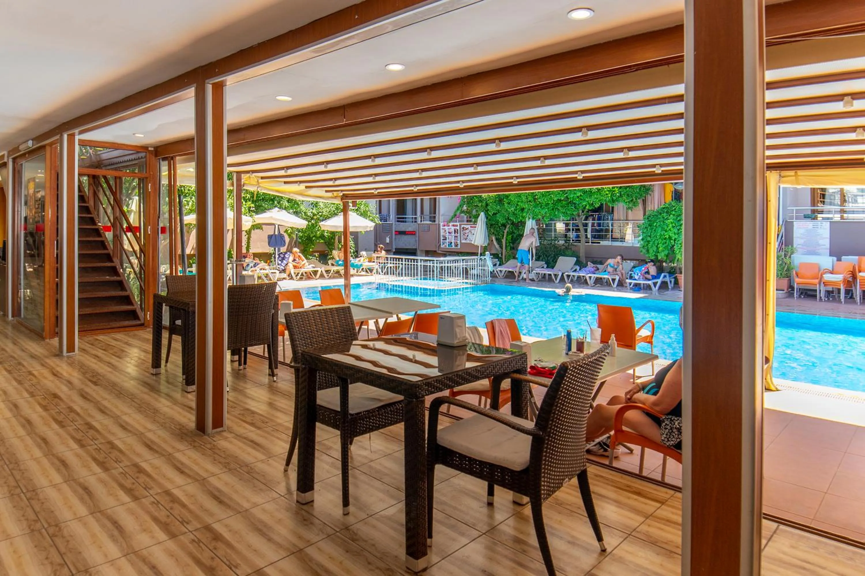 Restaurant/places to eat in Selenium Hotel