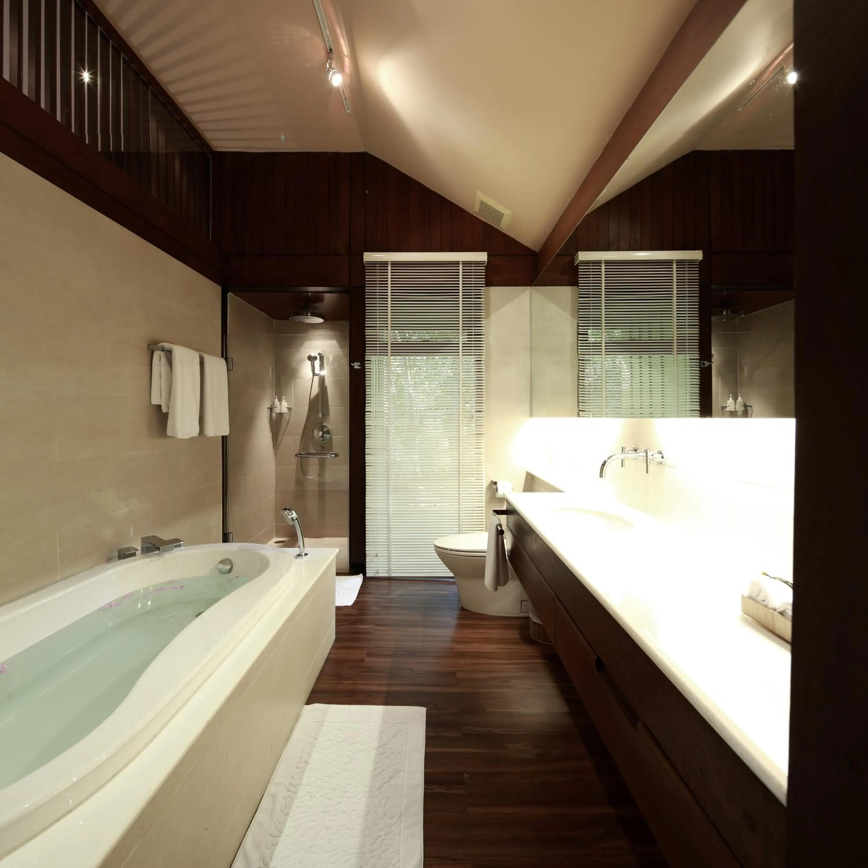 Toilet in Vanilla hill (hill lodge)