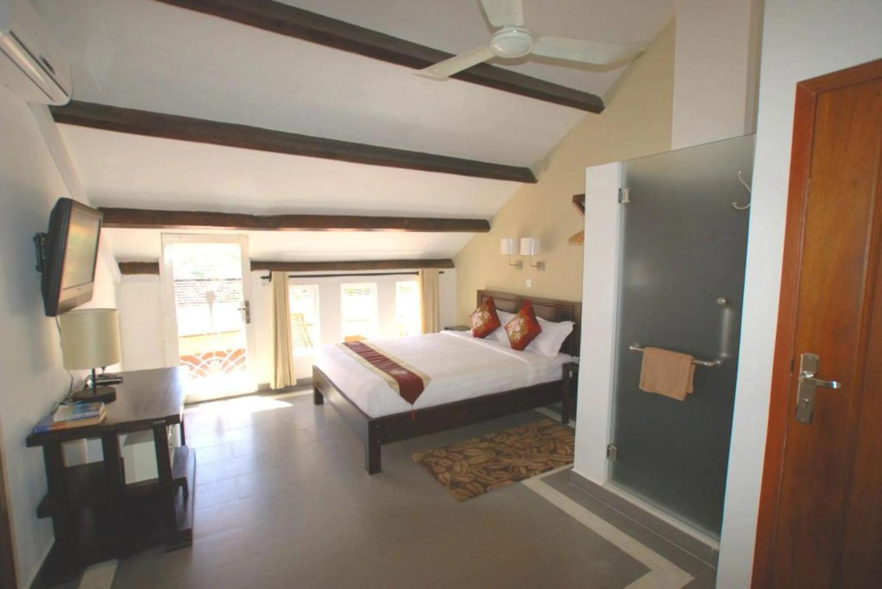 Bedroom, Bed in The Columns