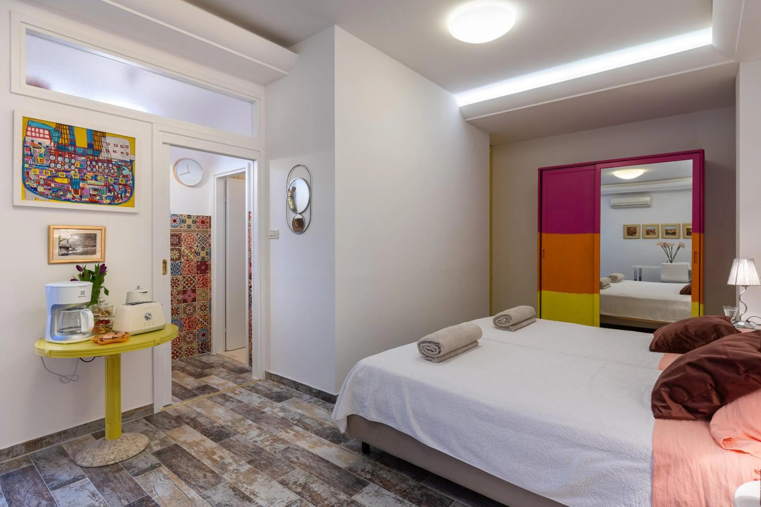 Living room, Bed in Apartments Subrenum