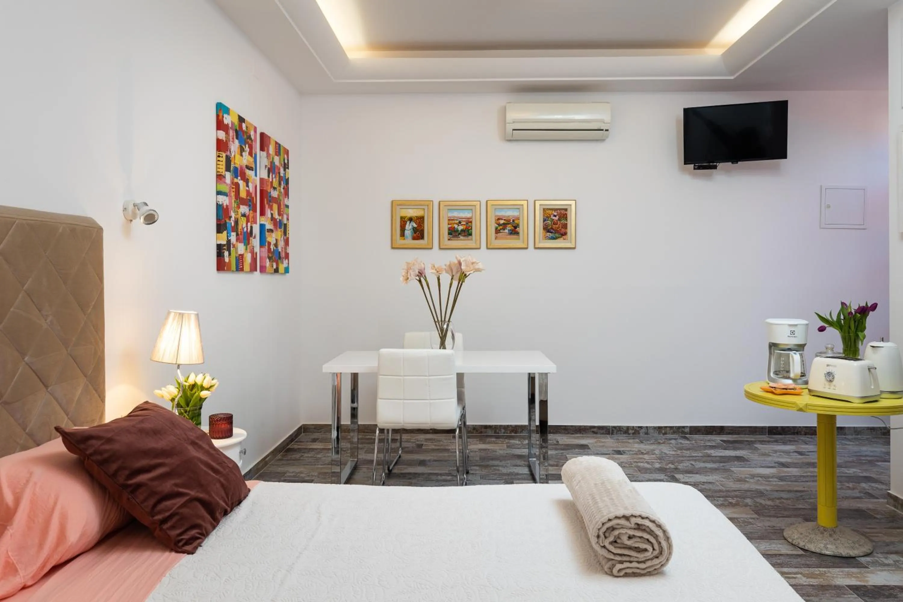 Living room, Bed in Apartments Subrenum