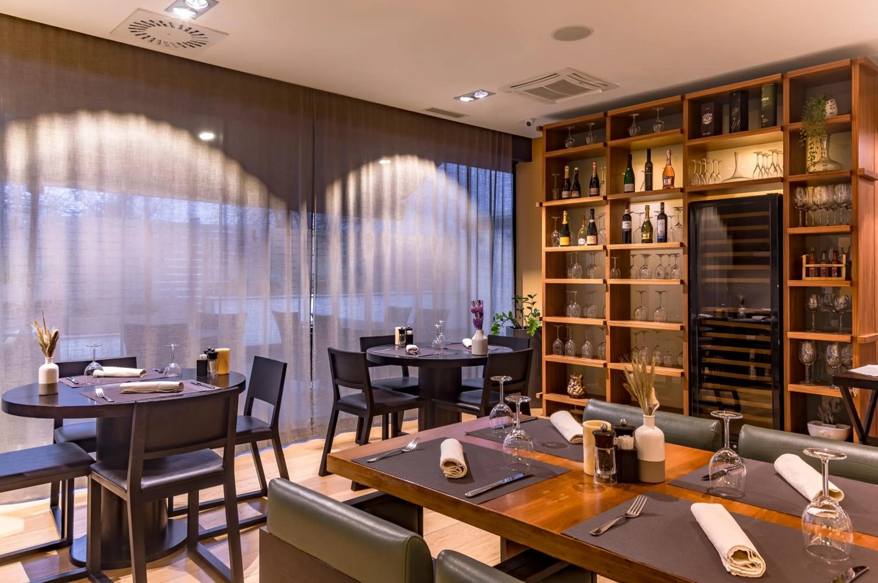 Restaurant/places to eat in Hotel Residence