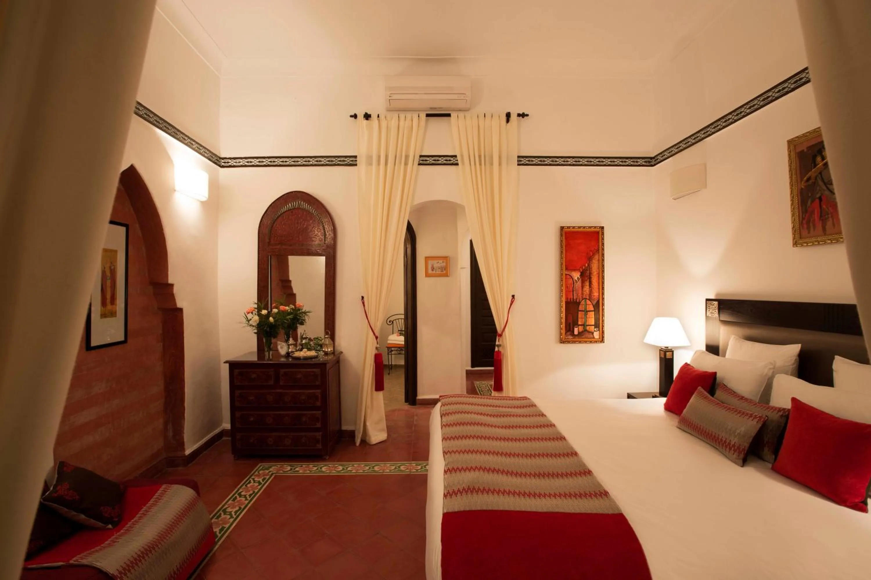 Patio, Bed in Riad Dar Alfarah