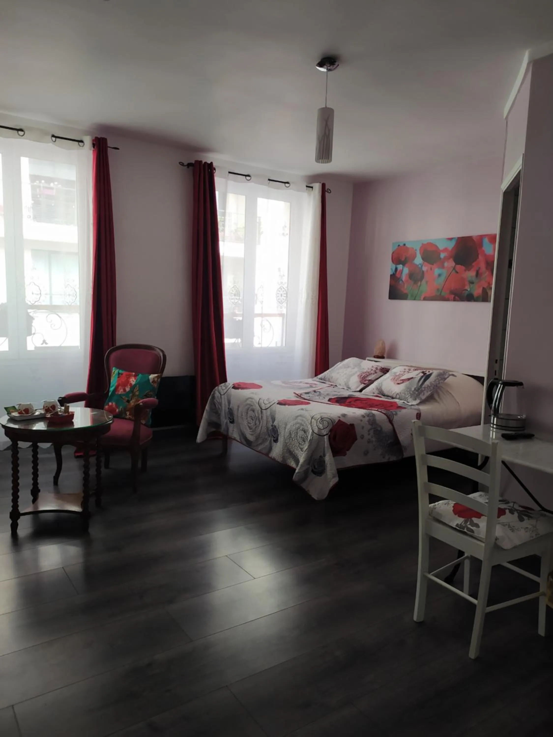 Photo of the whole room, Bed in Les Coquelicots