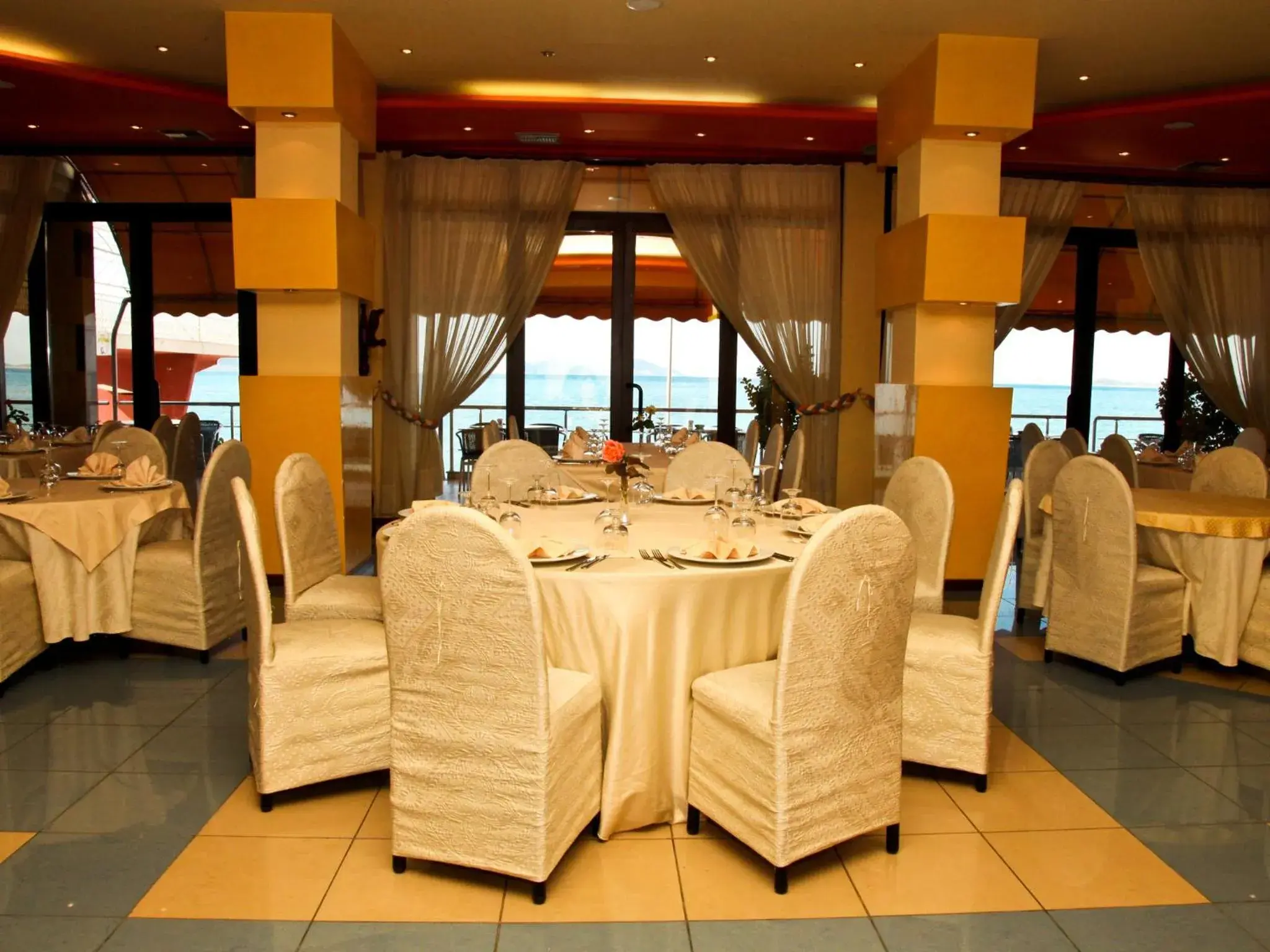 Restaurant/places to eat in Hotel New York Restaurant/places to eat in Hotel New York