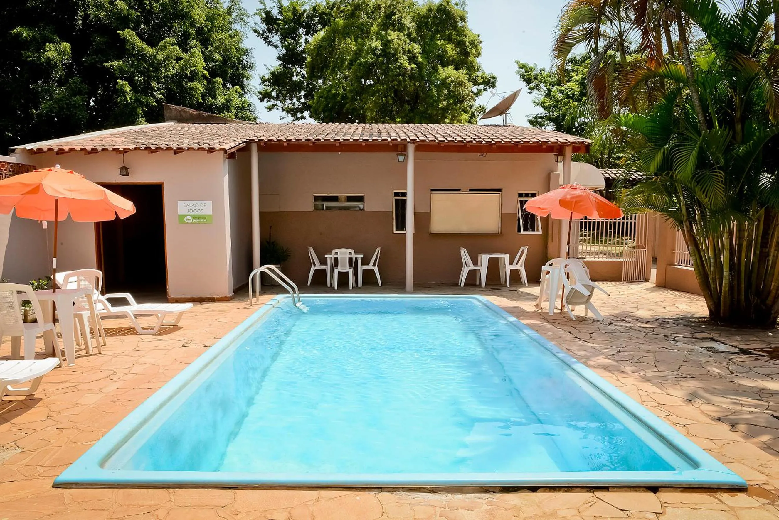 Swimming pool in Hotel Pousada Jaguariuna