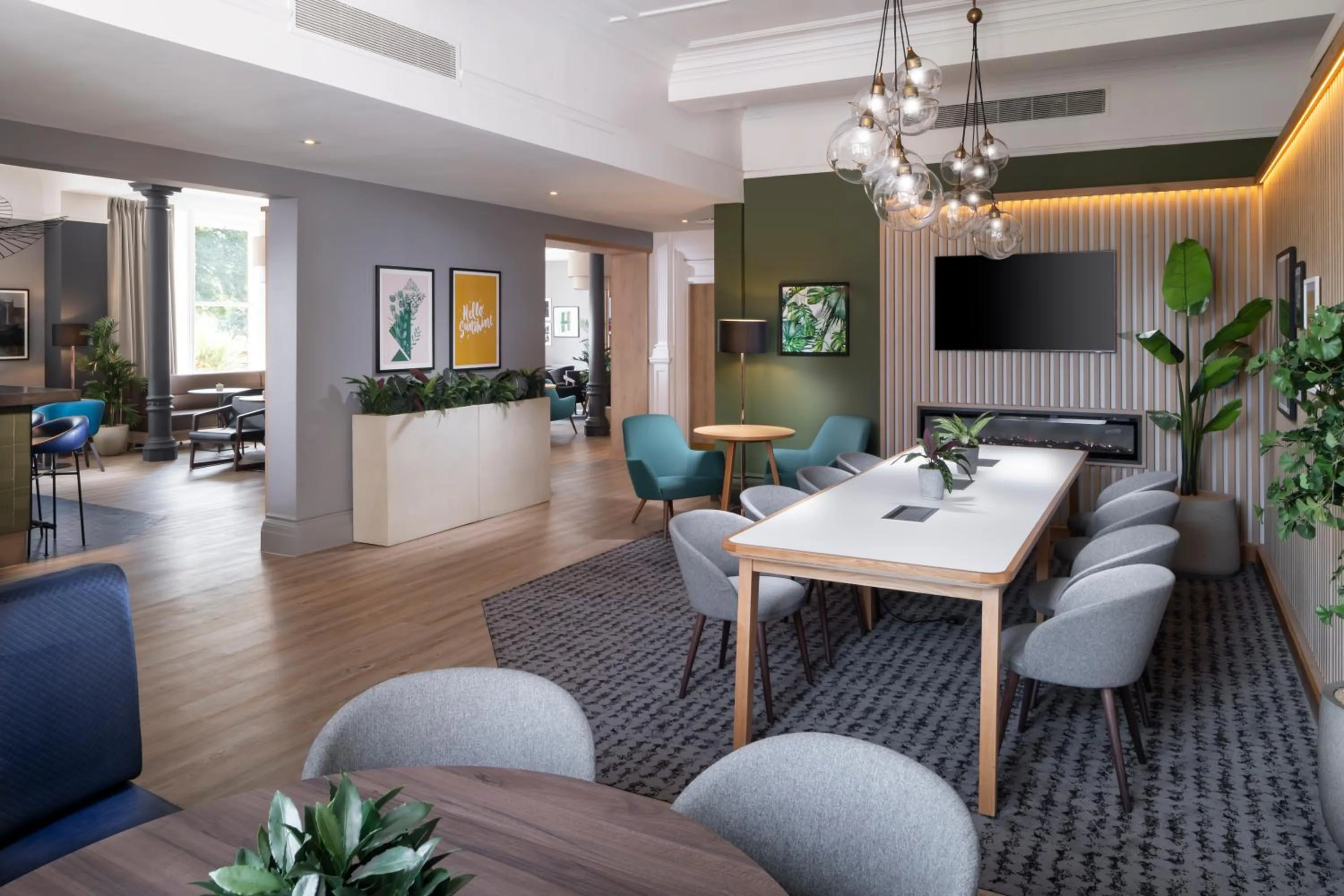 Lounge or bar in Holiday Inn Farnborough by IHG