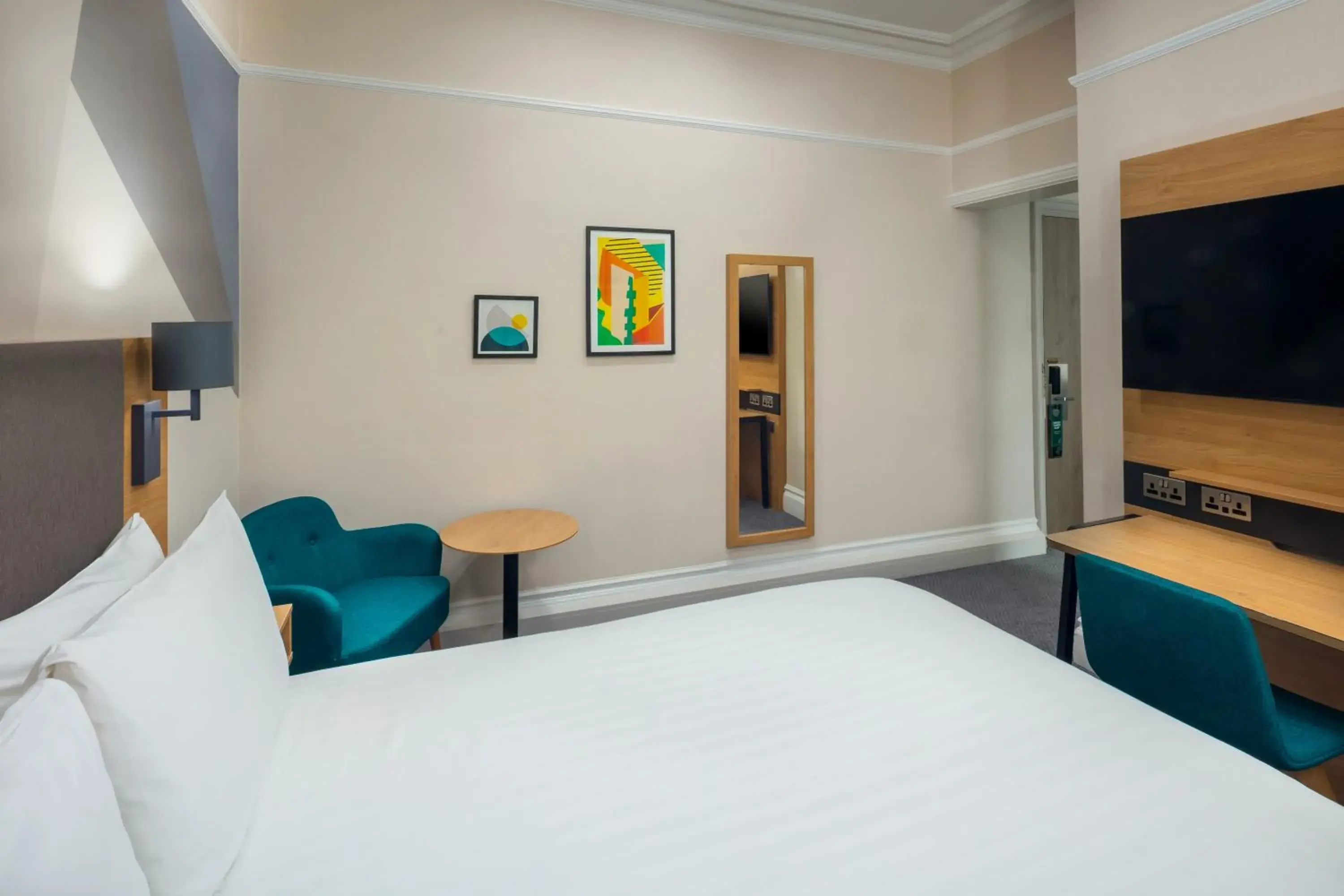 Bedroom, Bed in Holiday Inn Farnborough by IHG Bedroom, Bed in Holiday Inn Farnborough by IHG