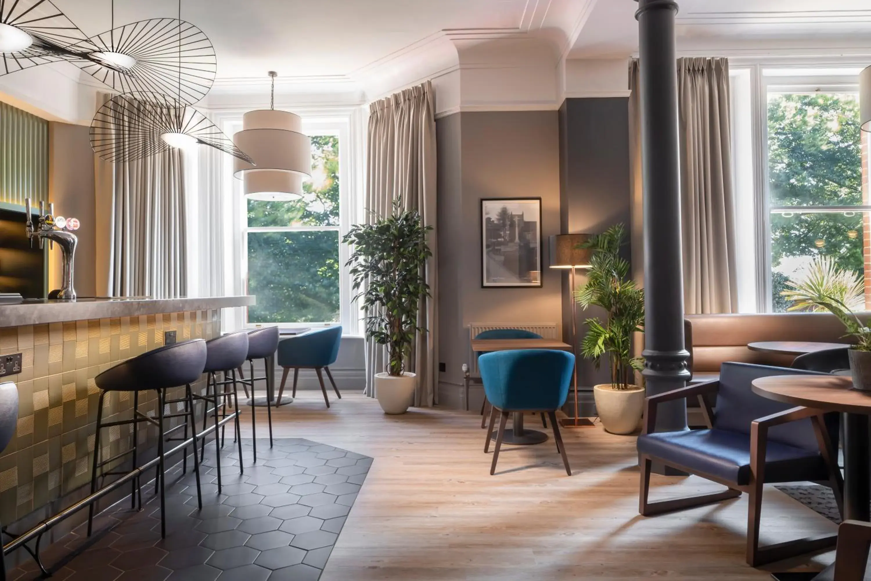 Lounge or bar in Holiday Inn Farnborough by IHG Lounge or bar in Holiday Inn Farnborough by IHG