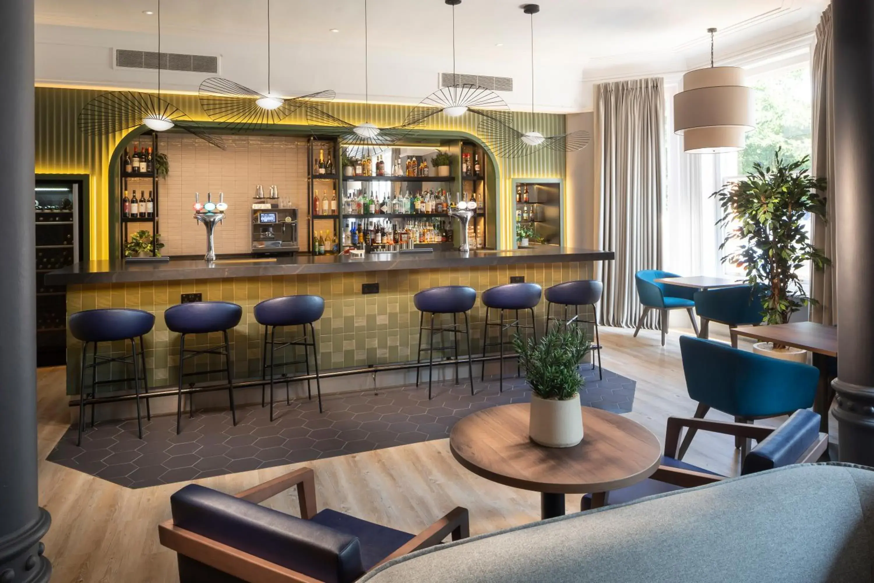 Lounge or bar in Holiday Inn Farnborough by IHG Lounge or bar in Holiday Inn Farnborough by IHG