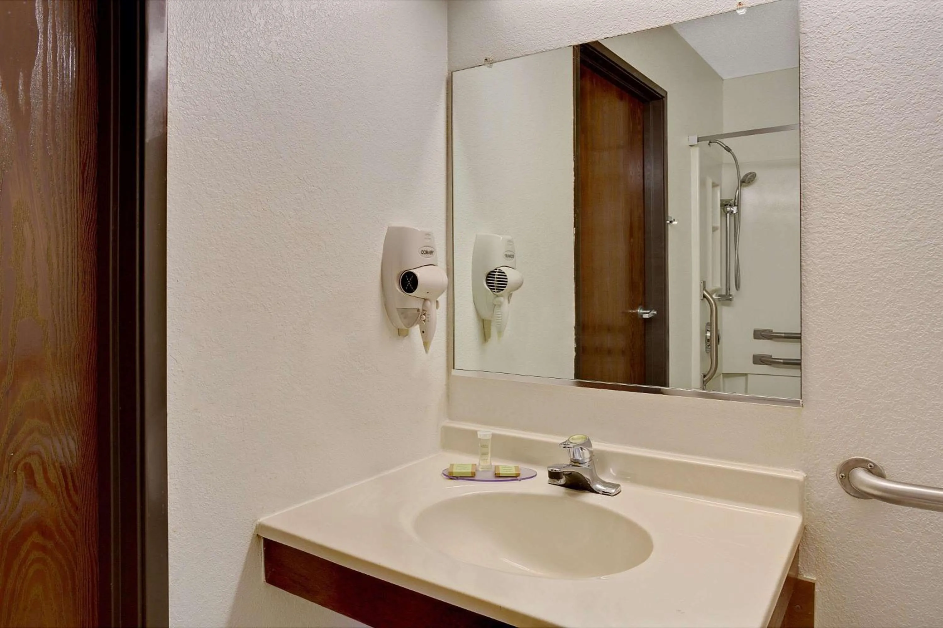 Bathroom in Economy 7 Inn Chesapeake - Portsmouth