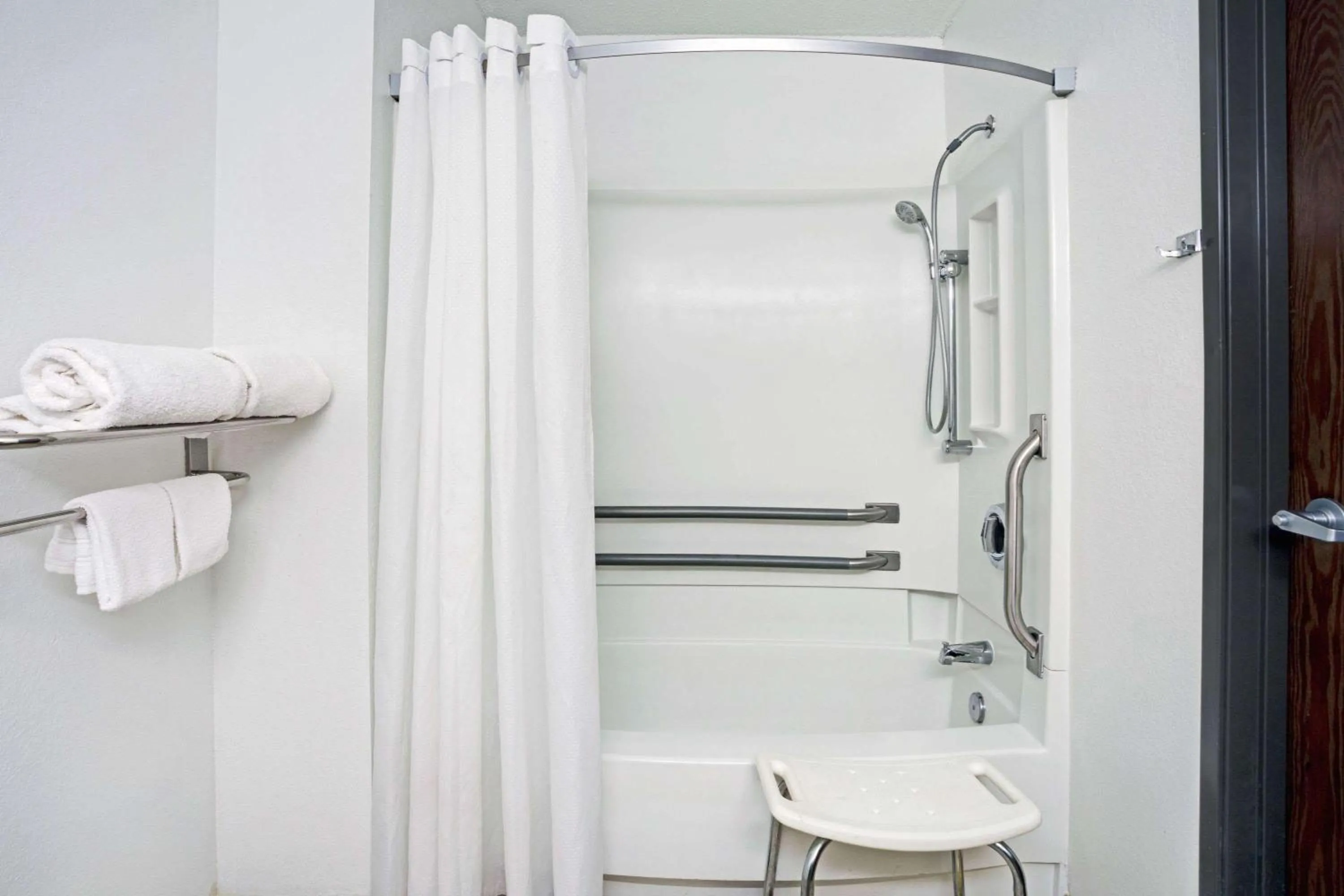 Bathroom in Economy 7 Inn Chesapeake - Portsmouth