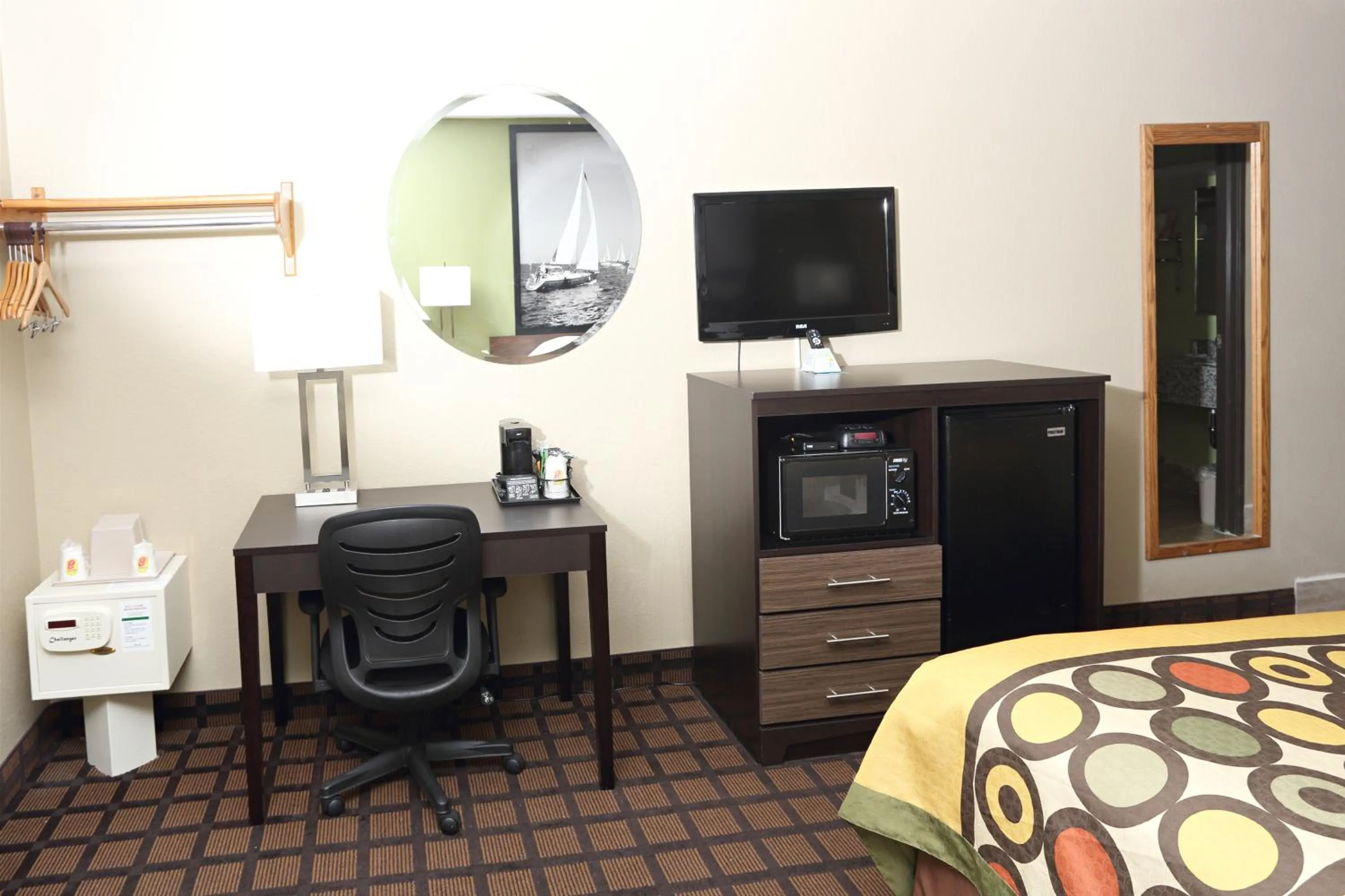 Decorative detail, Bed in Economy 7 Inn Chesapeake - Portsmouth