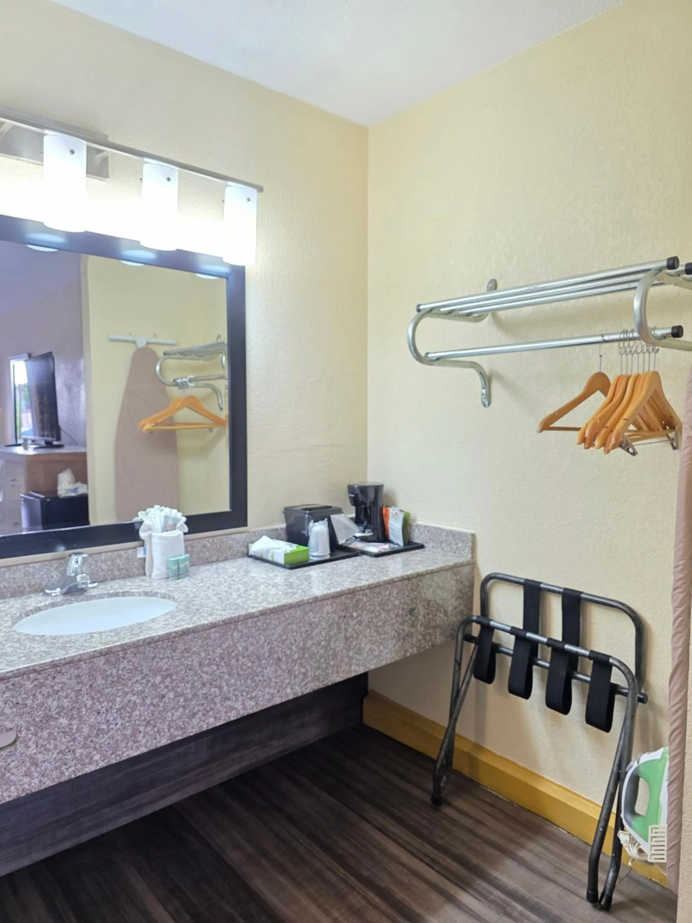 Bathroom in Chattanooga Heritage Inn