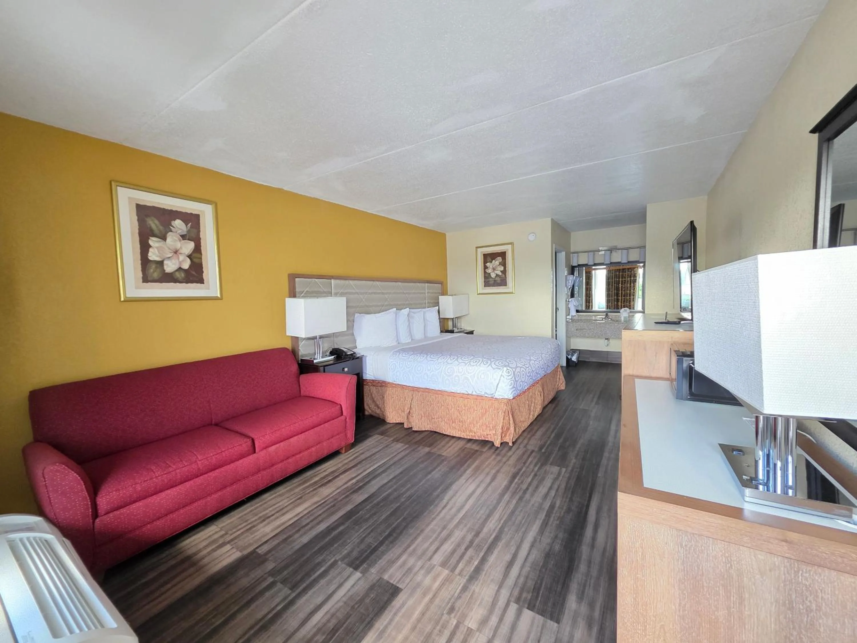 Photo of the whole room, Bed in Chattanooga Heritage Inn