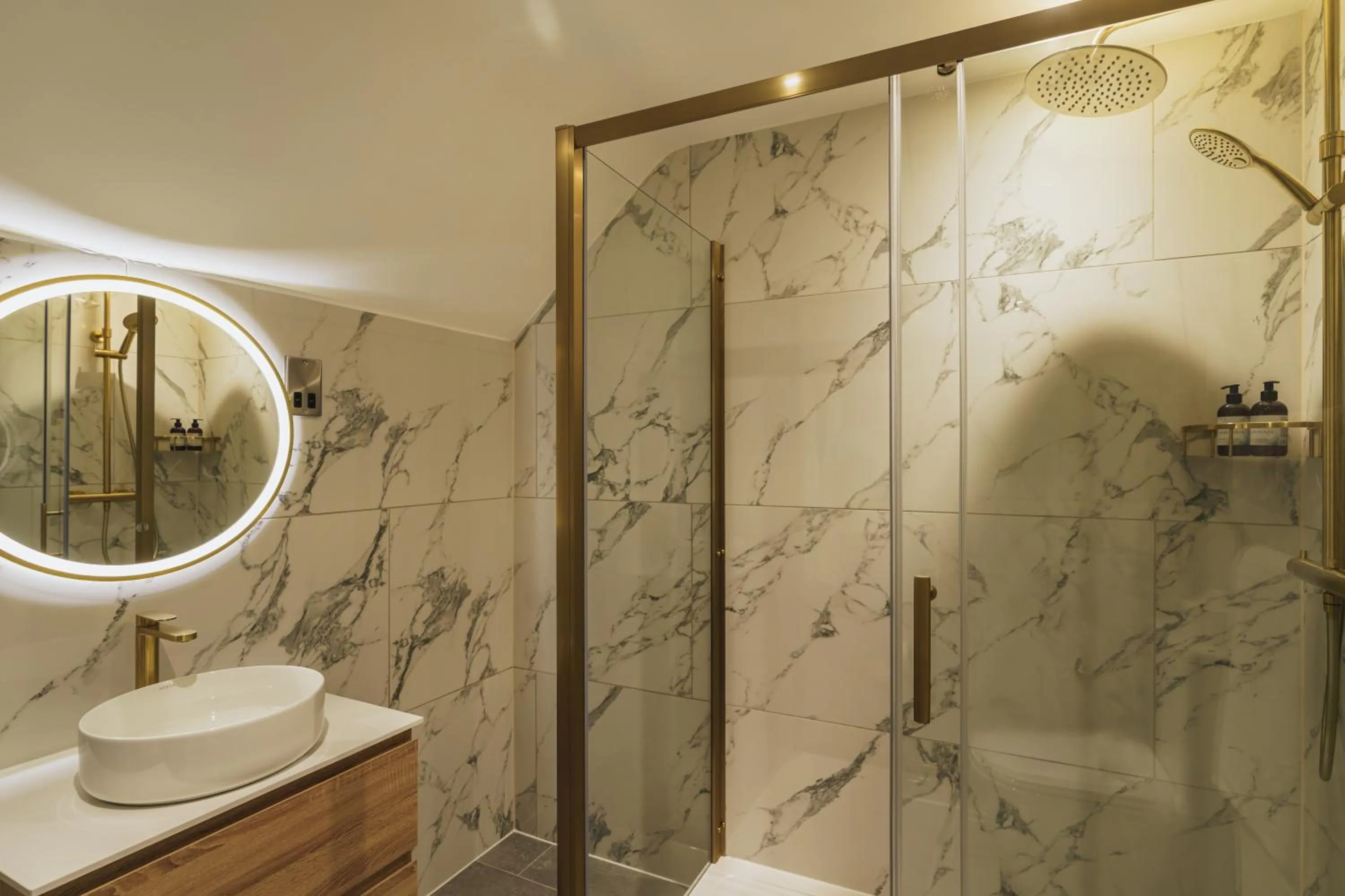 Shower in The Old Quay House Hotel